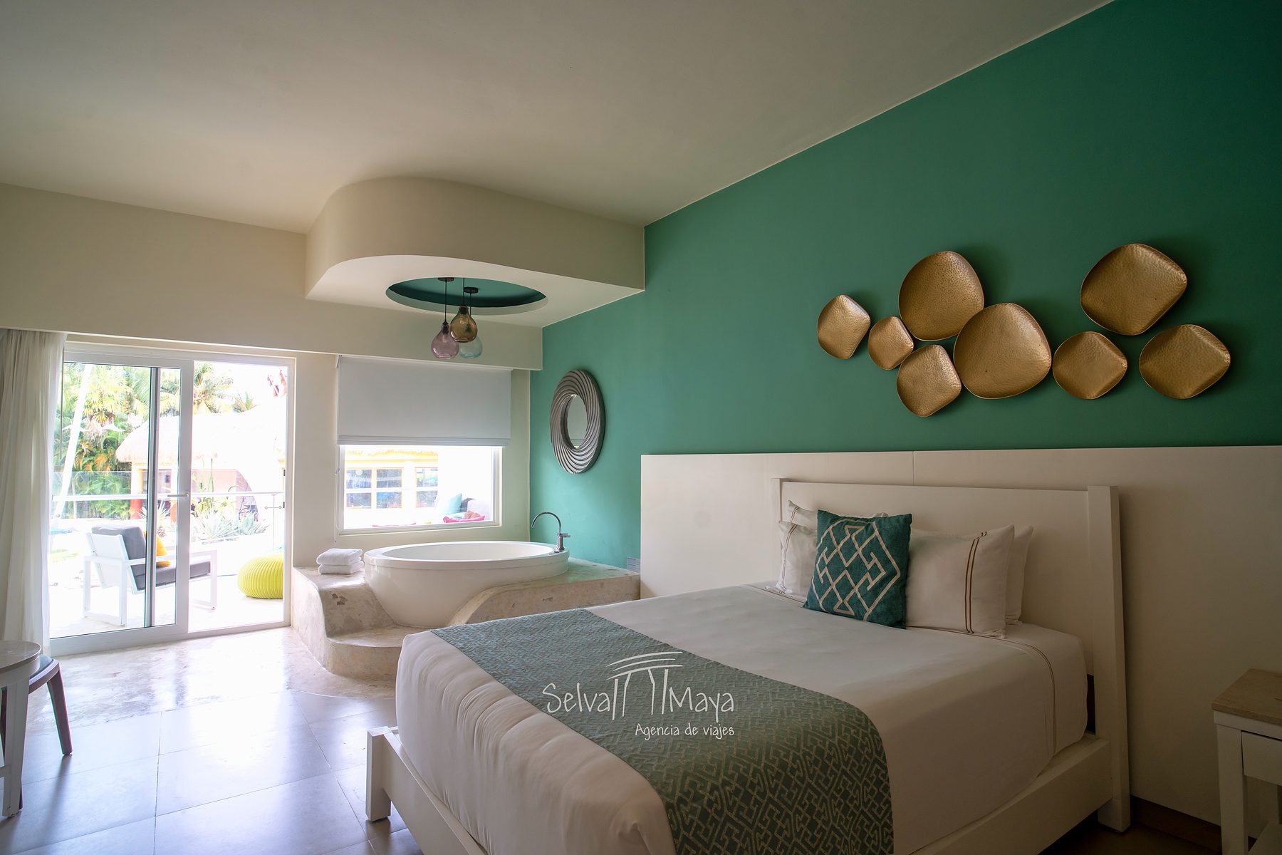 Habitación con una cama y tina junto a la terraza en Iberostar Selection Riviera Cancún
