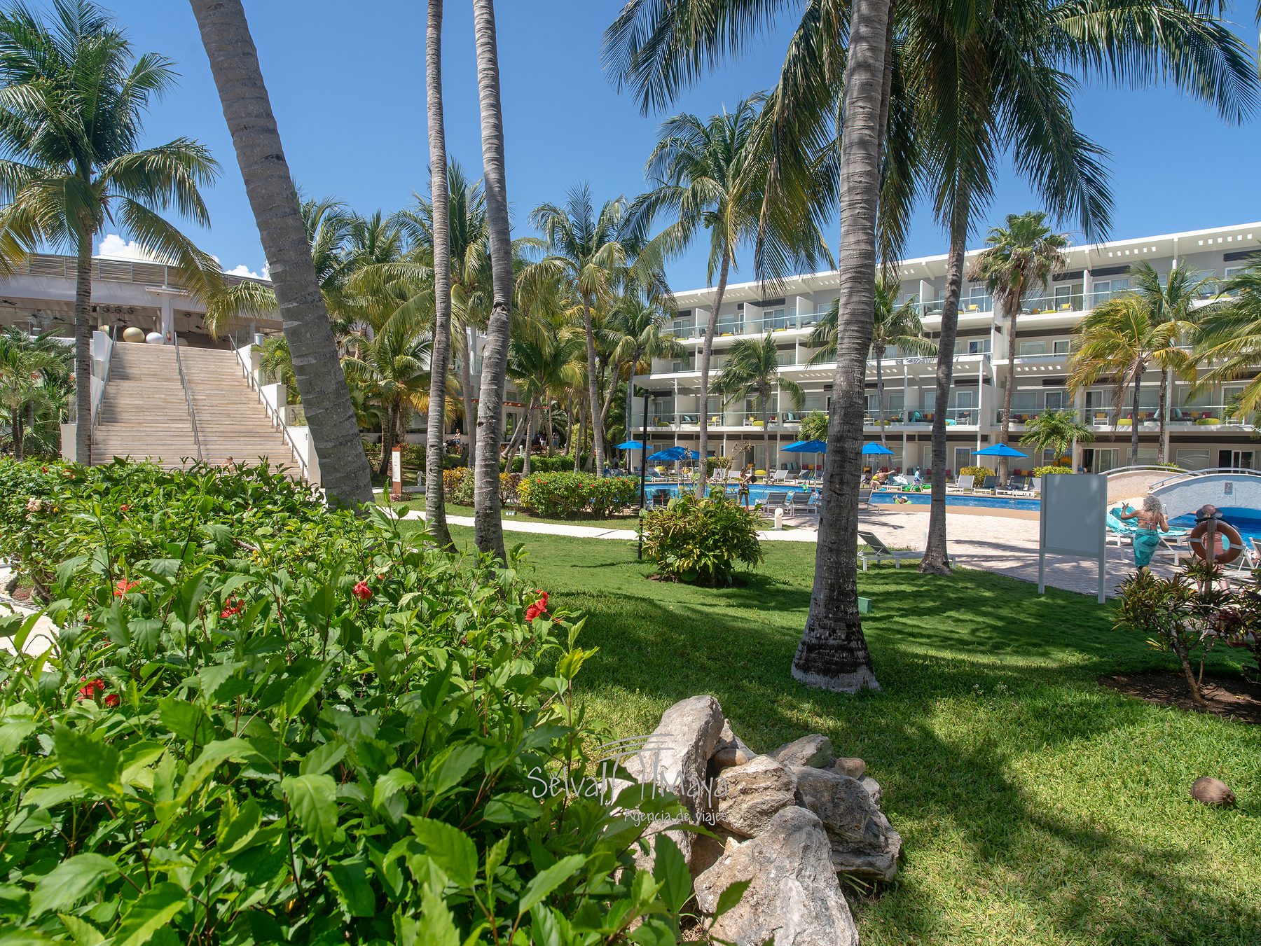 Jardines y edificio de habitaciones en Iberostar Selection Riviera Cancún