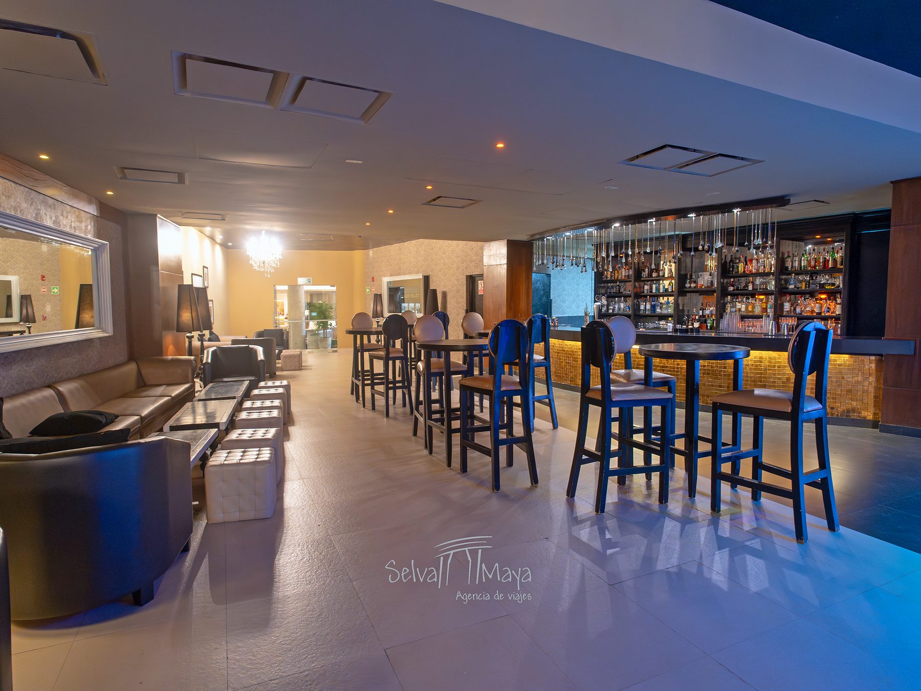 Lobby bar Indigo con salas en Iberostar Selection Riviera Cancún