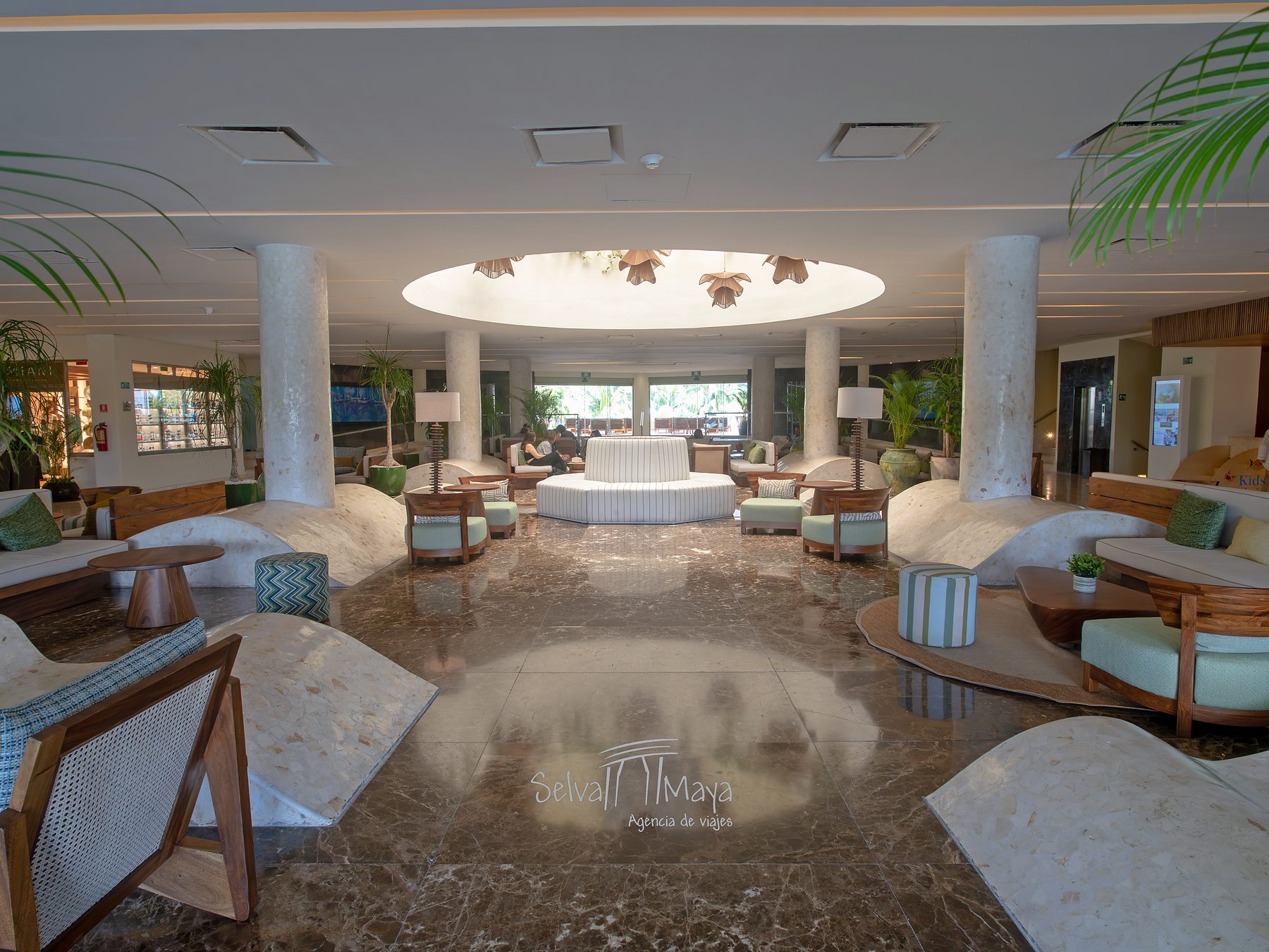 Lobby con salas en Iberostar Selection Riviera Cancún