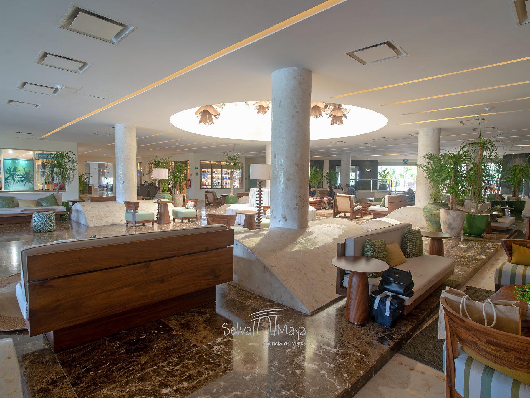 Lobby con tragaluz y columnas en Iberostar Selection Riviera Cancún