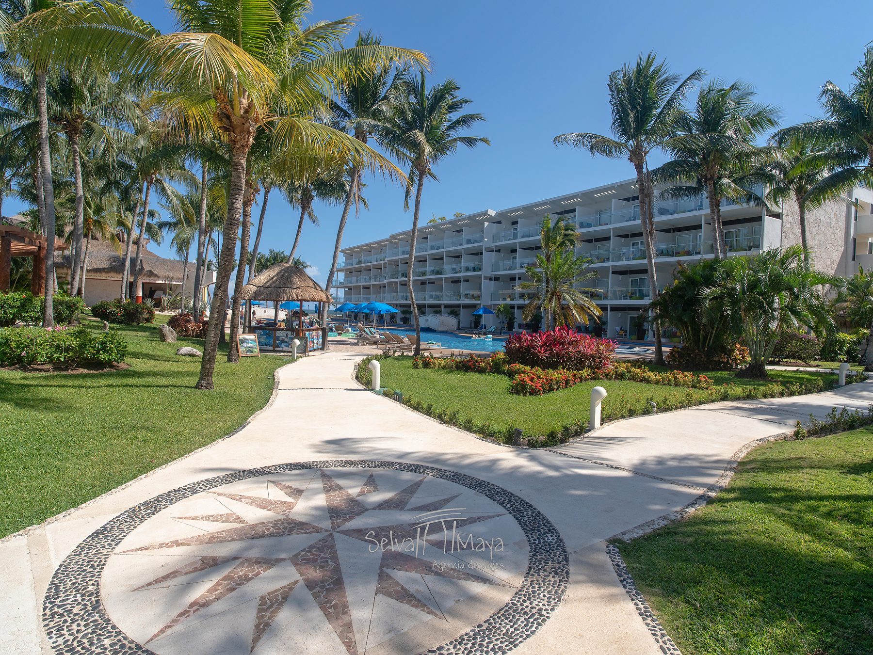 Rosa de los vientos y andadores entre jardines en Iberostar Selection Riviera Cancún