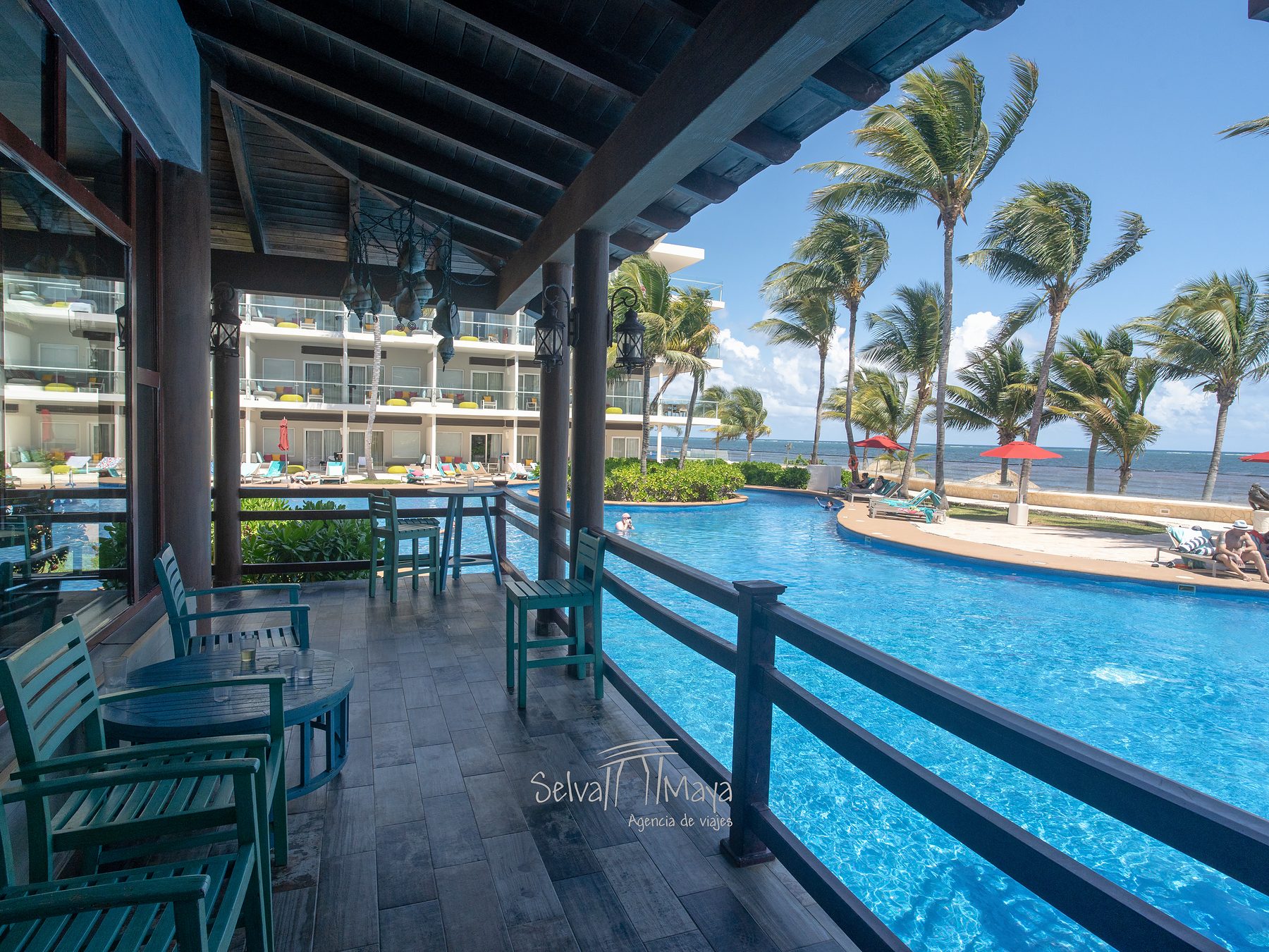 Terraza del restaurante caribeño La Brisa, junto a la alberca en Iberostar Selection Riviera Cancún