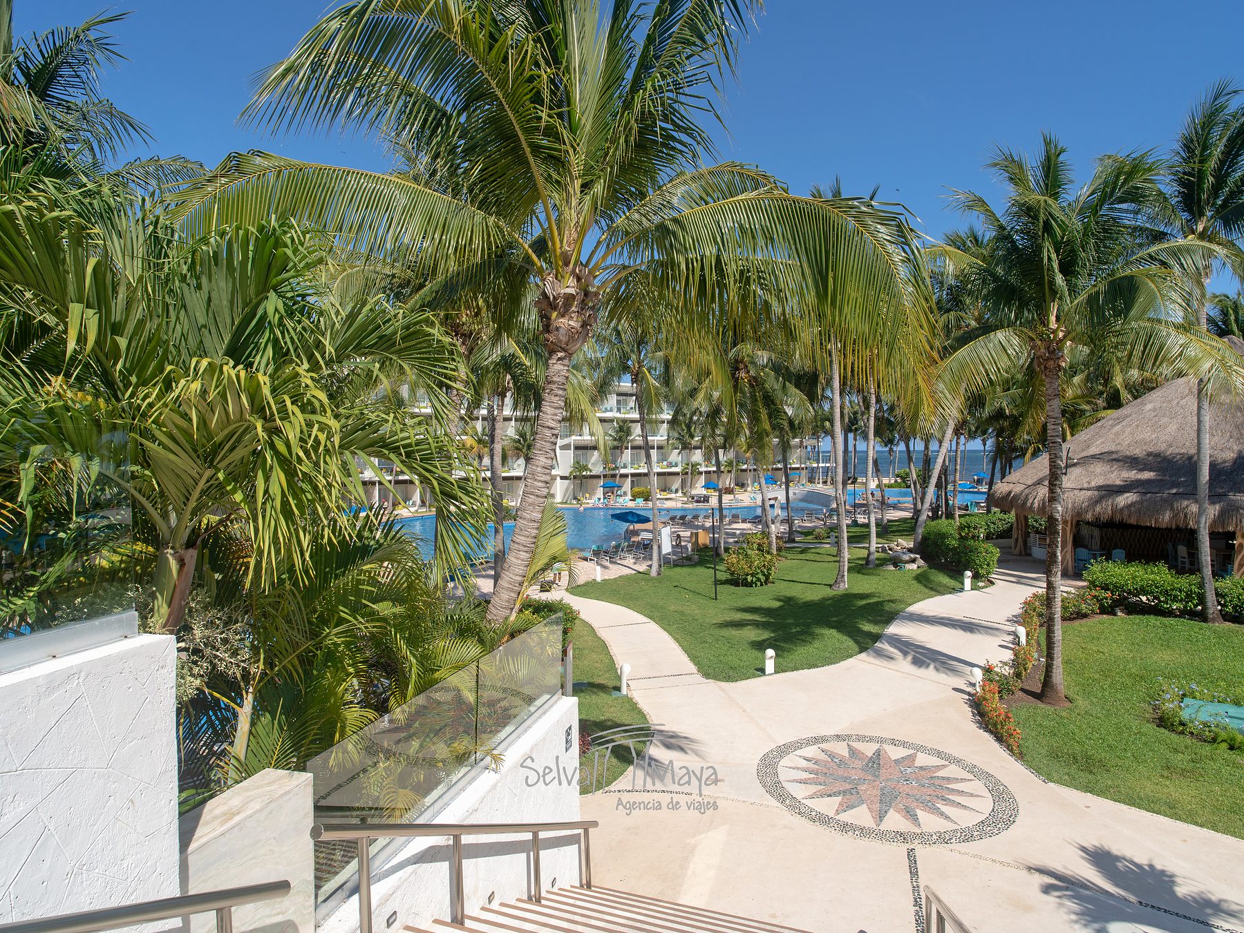Vista desde la escalinata hacia el mar en Iberostar Selection Riviera Cancún