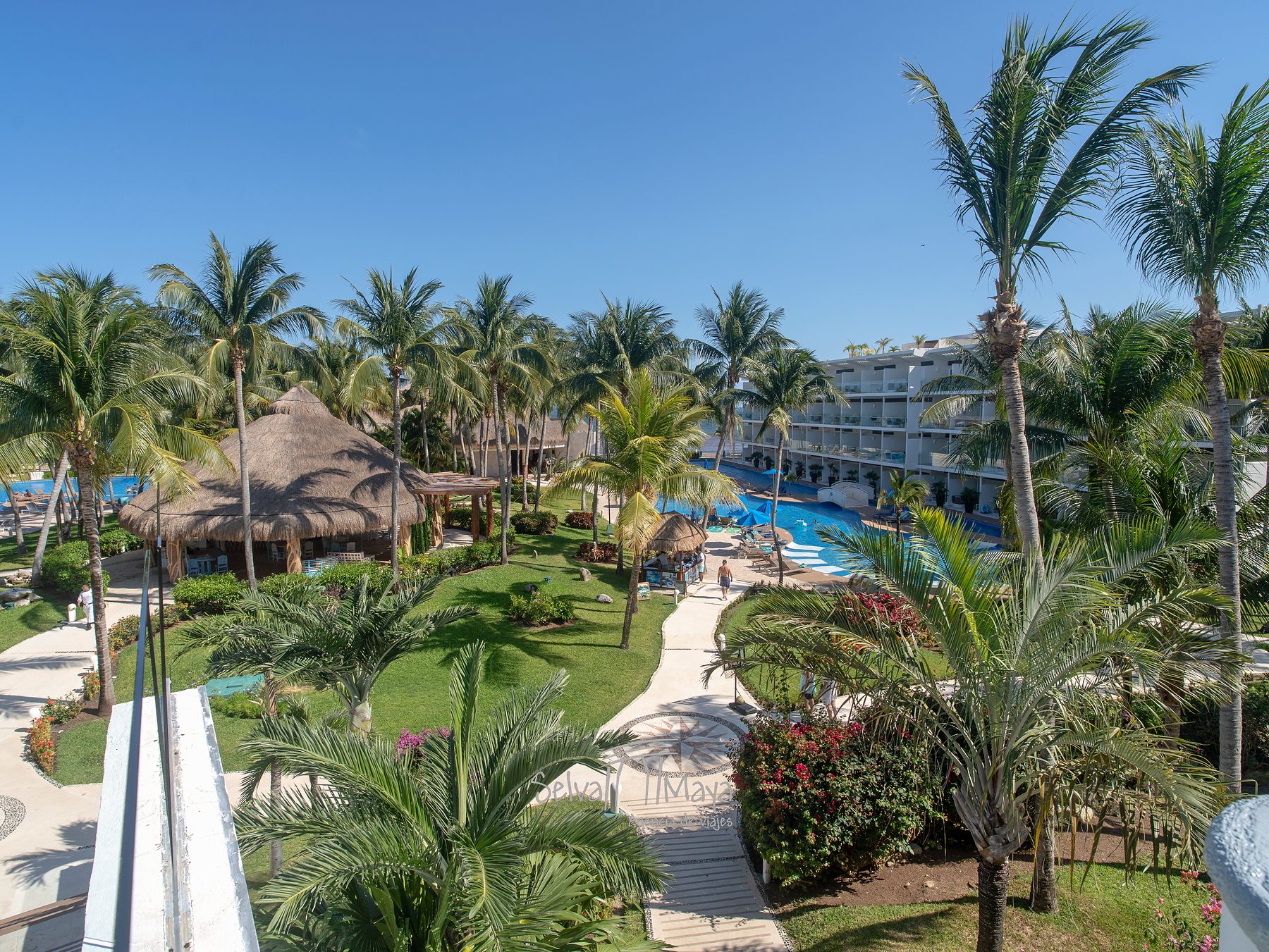 Vista elevada de jardines y albercas en Iberostar Selection Riviera Cancún