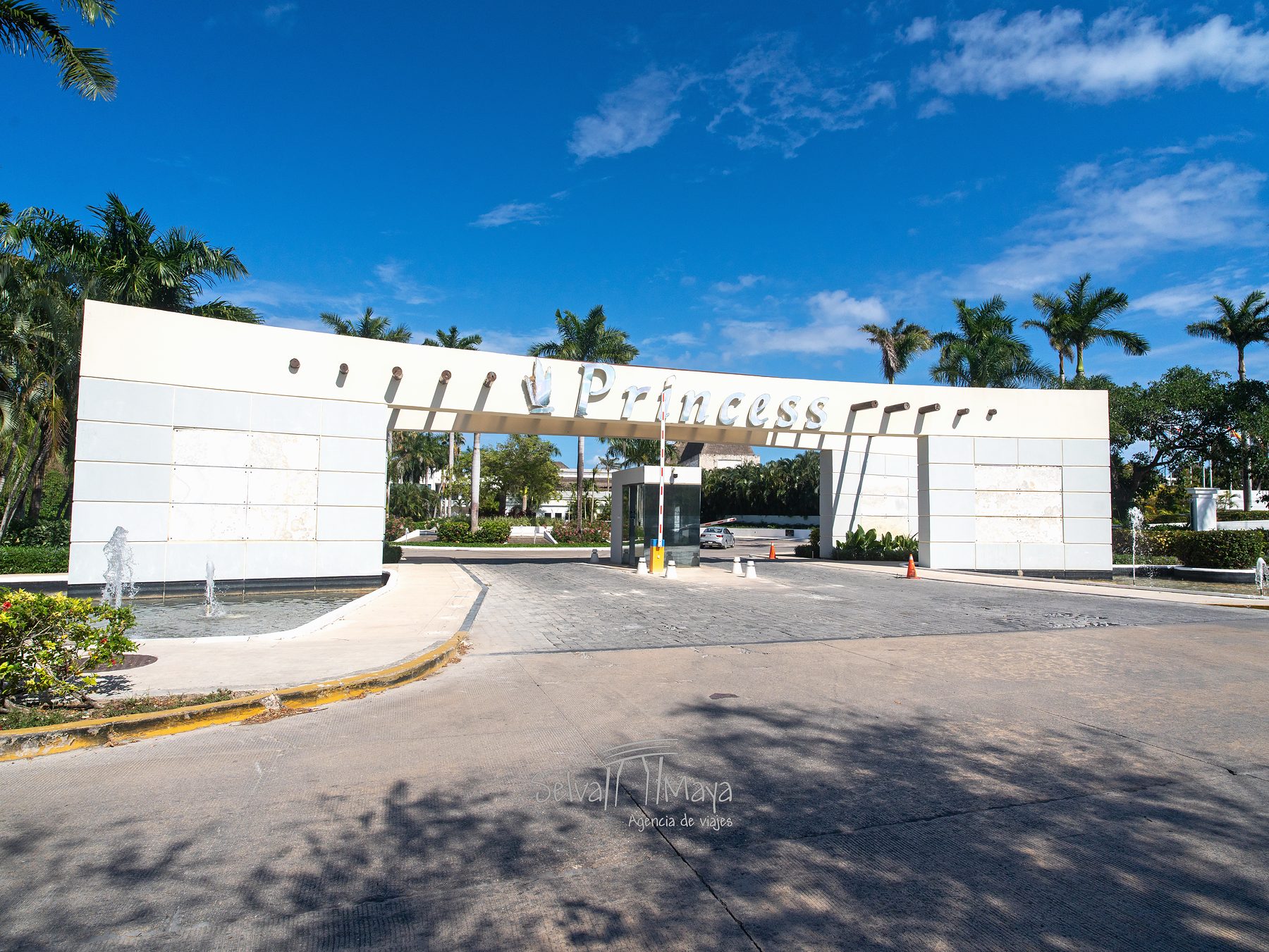 Acceso principal del hotel en Platinum Yucatán Princess