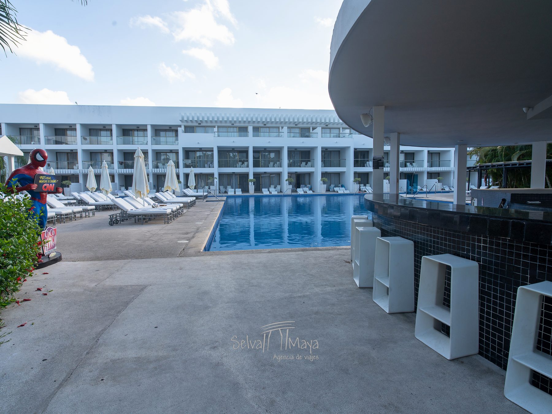Alberca de actividades con camastros en Platinum Yucatán Princess
