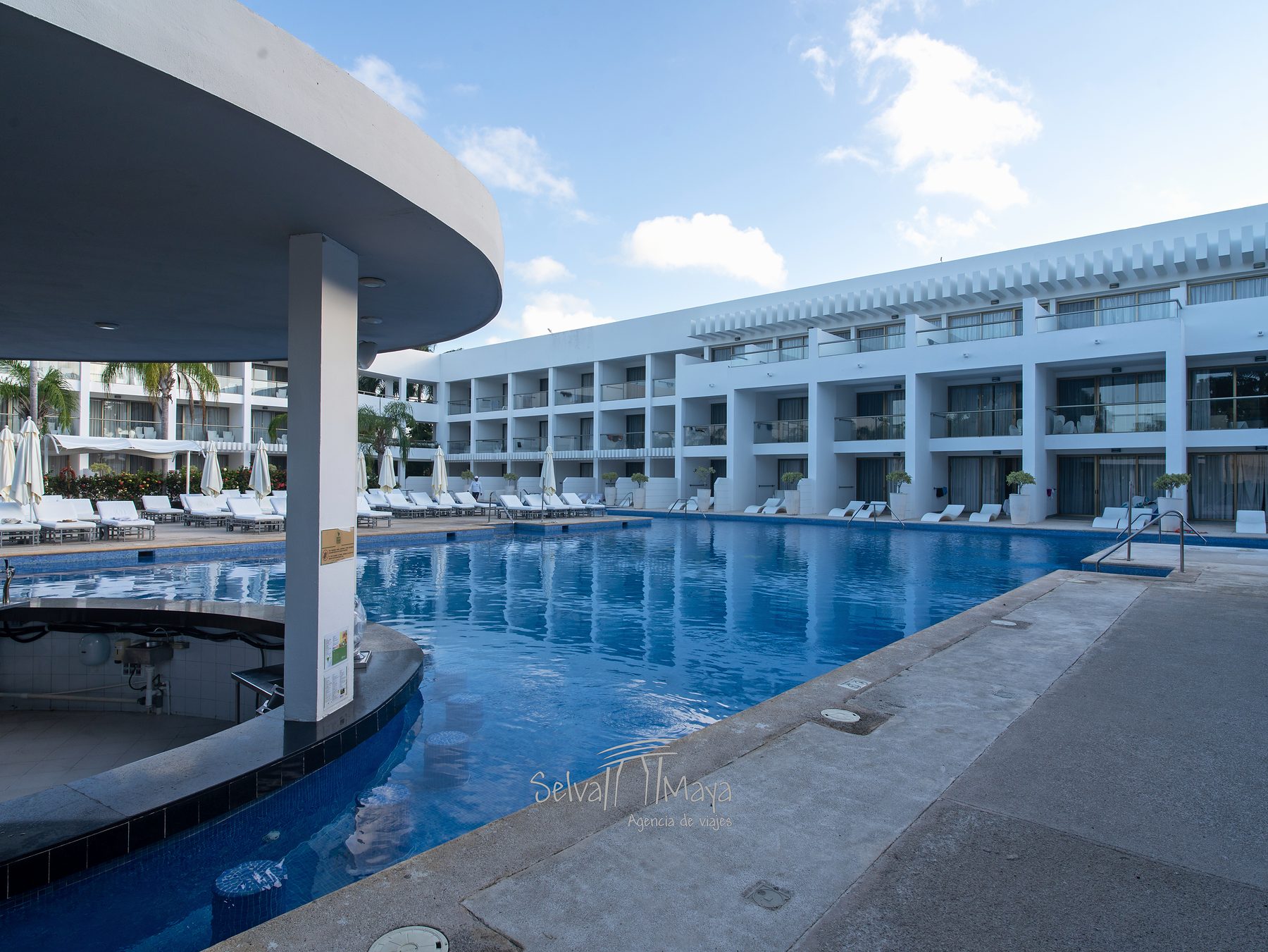 Alberca de actividades con bar dentro del agua (Bar Deluxe) en Platinum Yucatán Princess