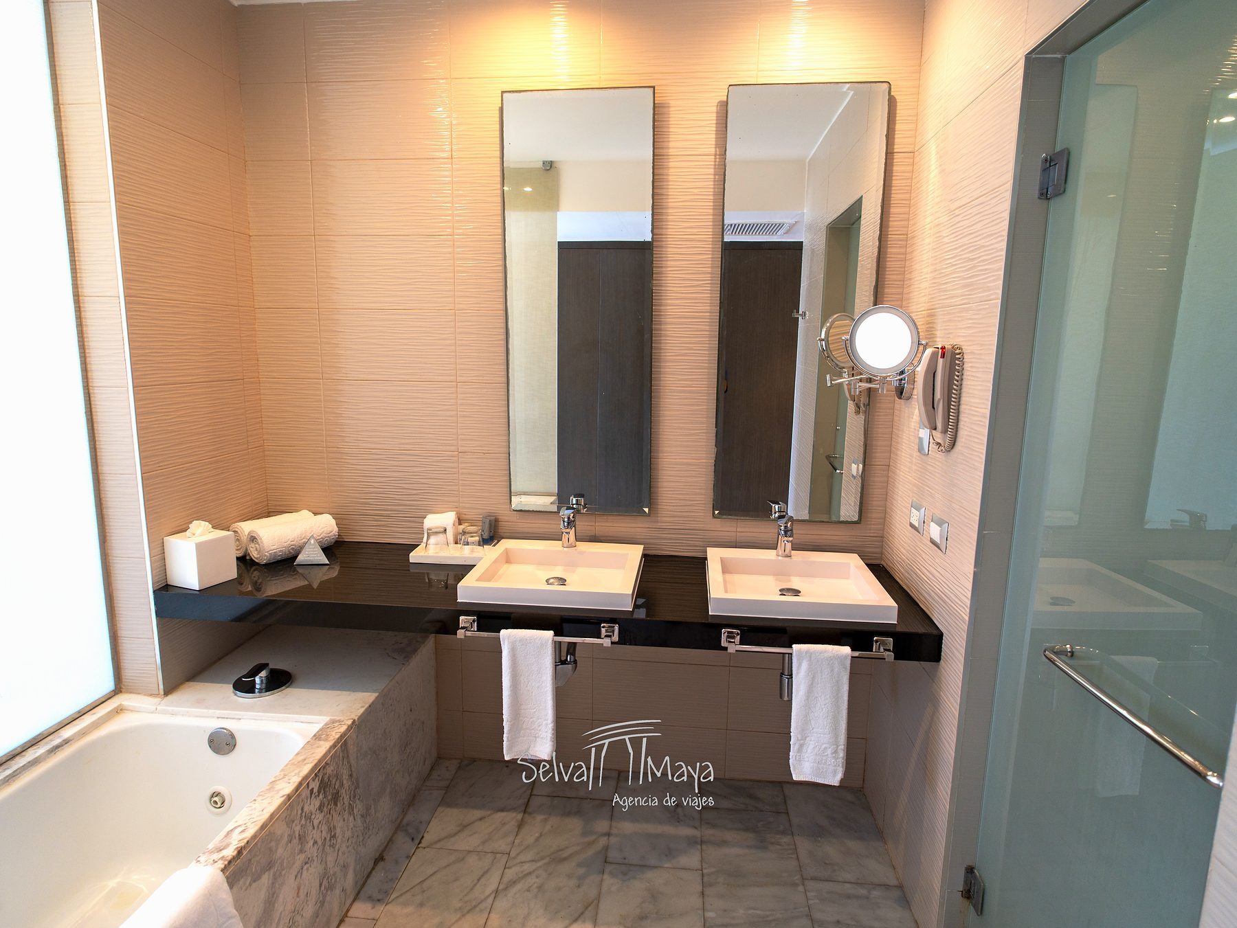 Baño de la Deluxe Junior Suite del hotel Platinum Yucatán Princess, con doble lavabo y tina