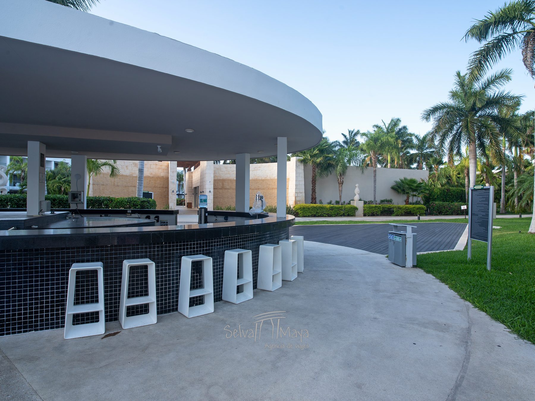 Bar con bancos junto a la alberca en Platinum Yucatán Princess