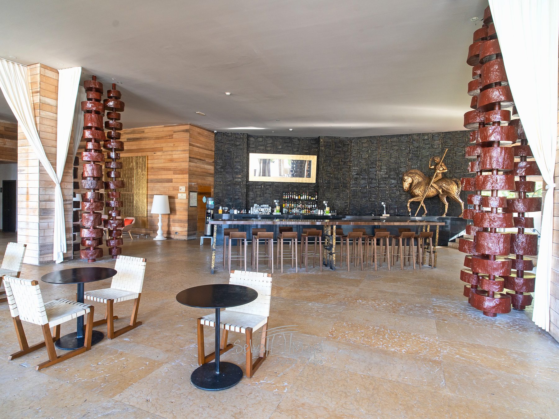 Bar Plaza, con terraza y columnas de madera en Platinum Yucatán Princess