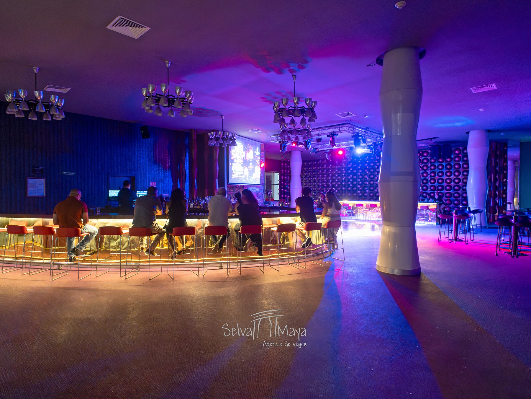 Bar Salsa, ambientado como discoteca en Platinum Yucatán Princess
