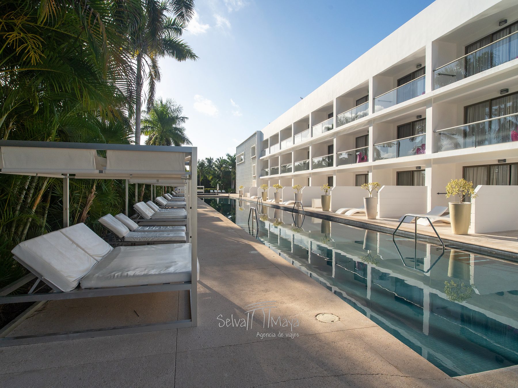 Camas balinesas junto a la alberca en Platinum Yucatán Princess