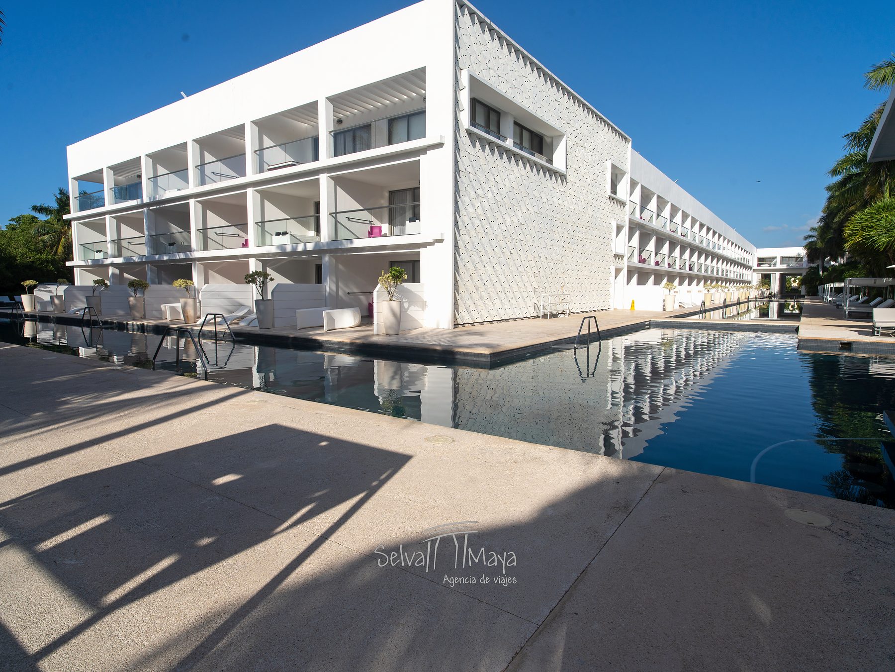 Edificio de habitaciones cercano al mar en Platinum Yucatán Princess