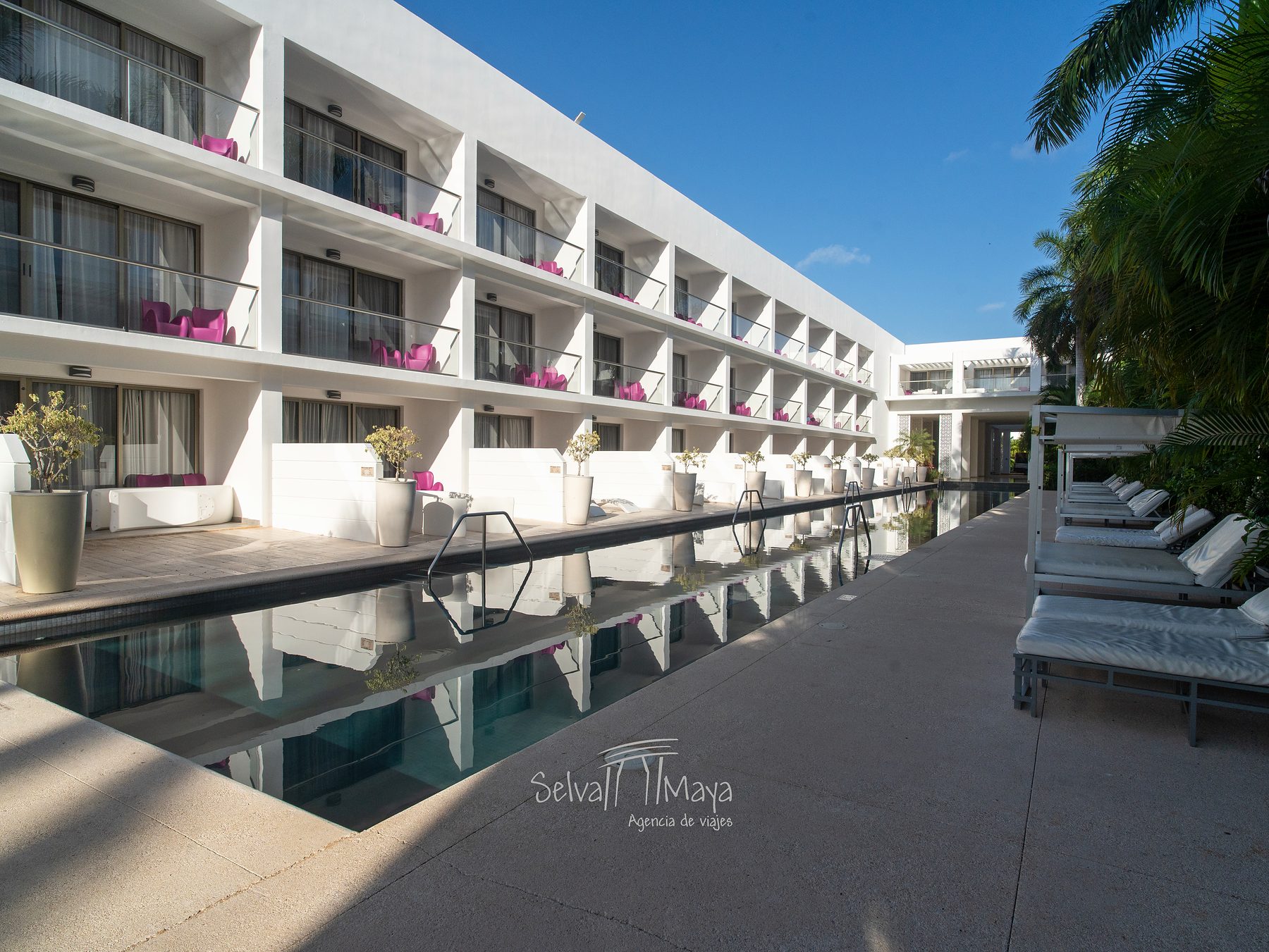 Edificio de habitaciones con acceso a la alberca en Platinum Yucatán Princess