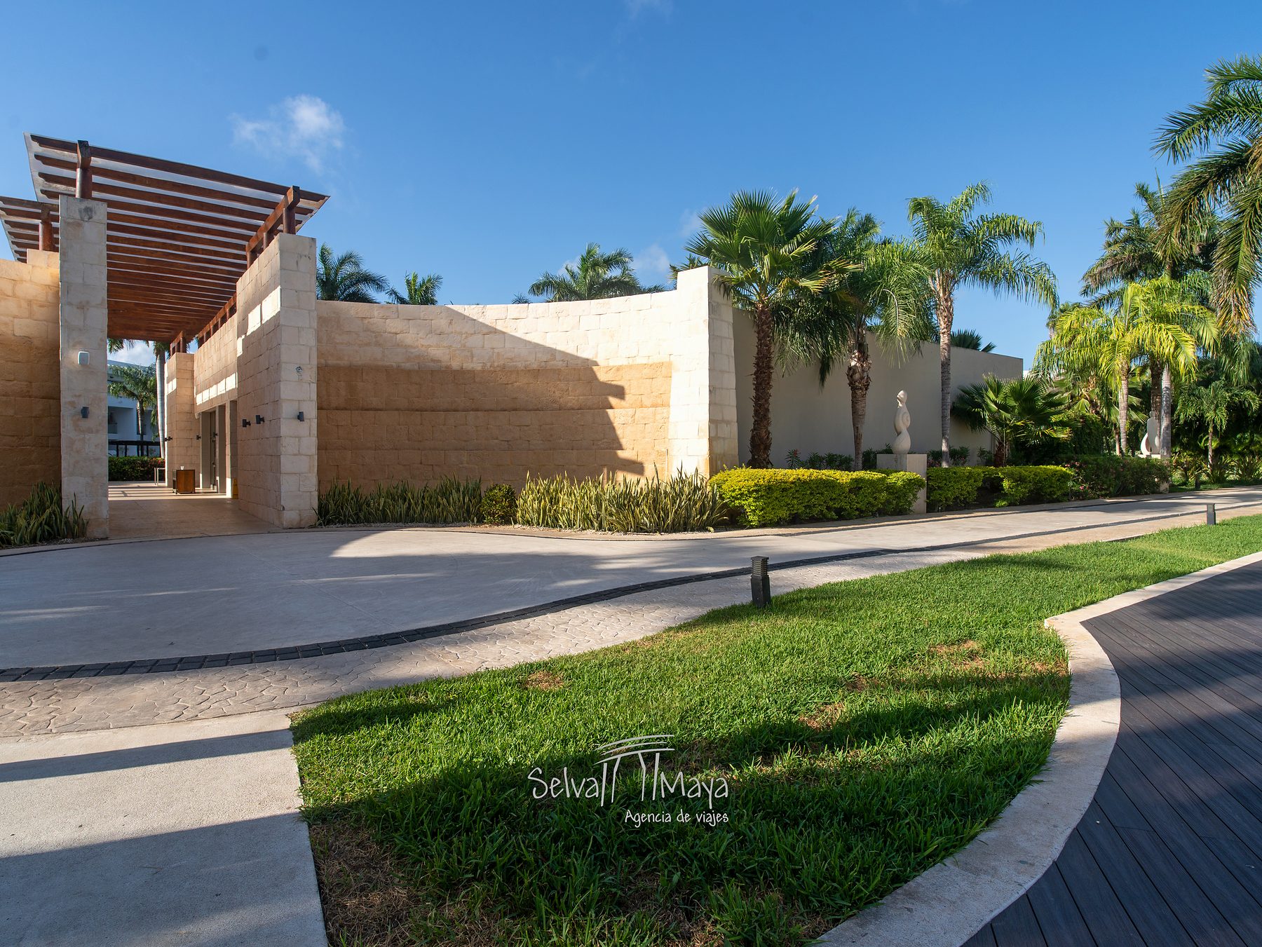 Edificio de restaurantes entre jardines en Platinum Yucatán Princess