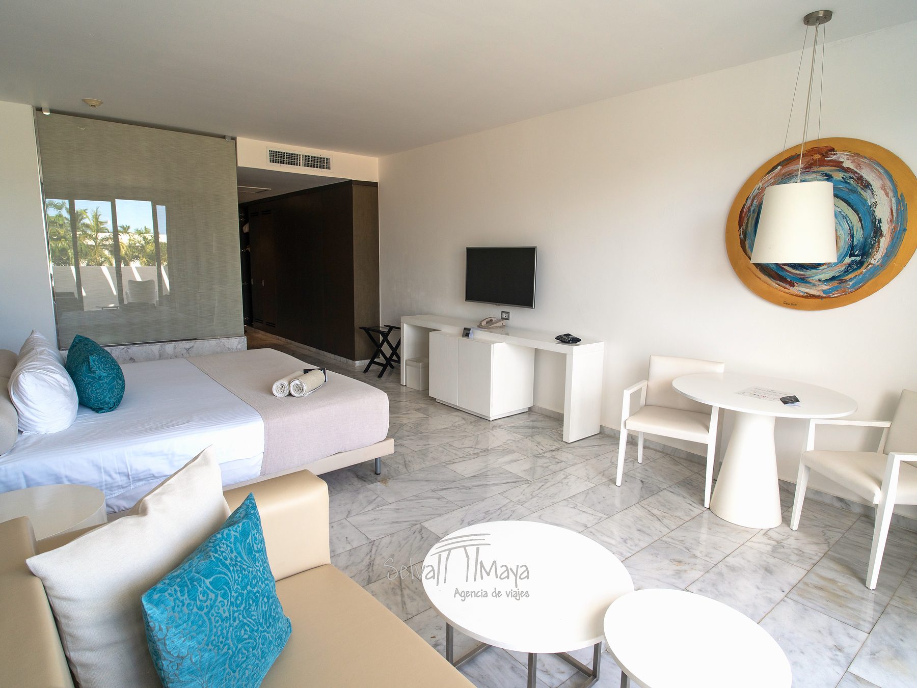 Habitación con sala y mesa de comedor en Platinum Yucatán Princess