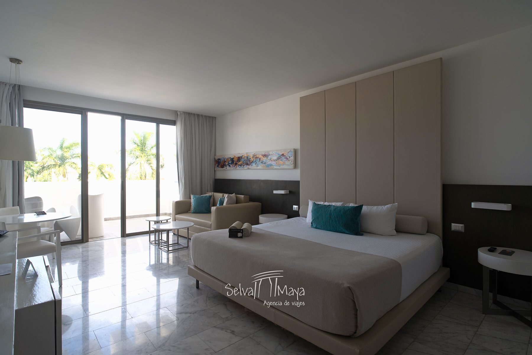Habitación Deluxe con cama king y sala en Platinum Yucatán Princess