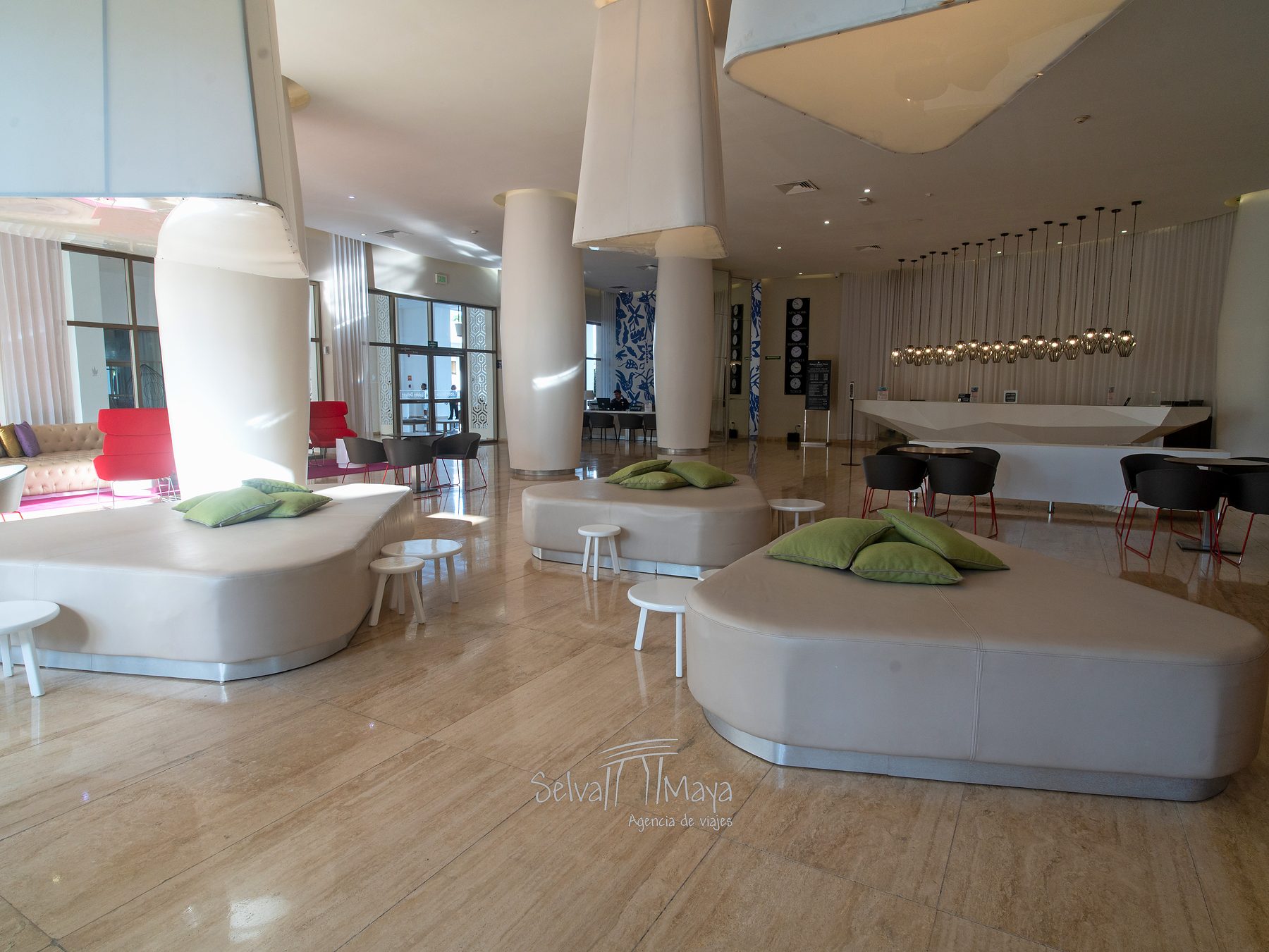 Lobby con salas en Platinum Yucatán Princess