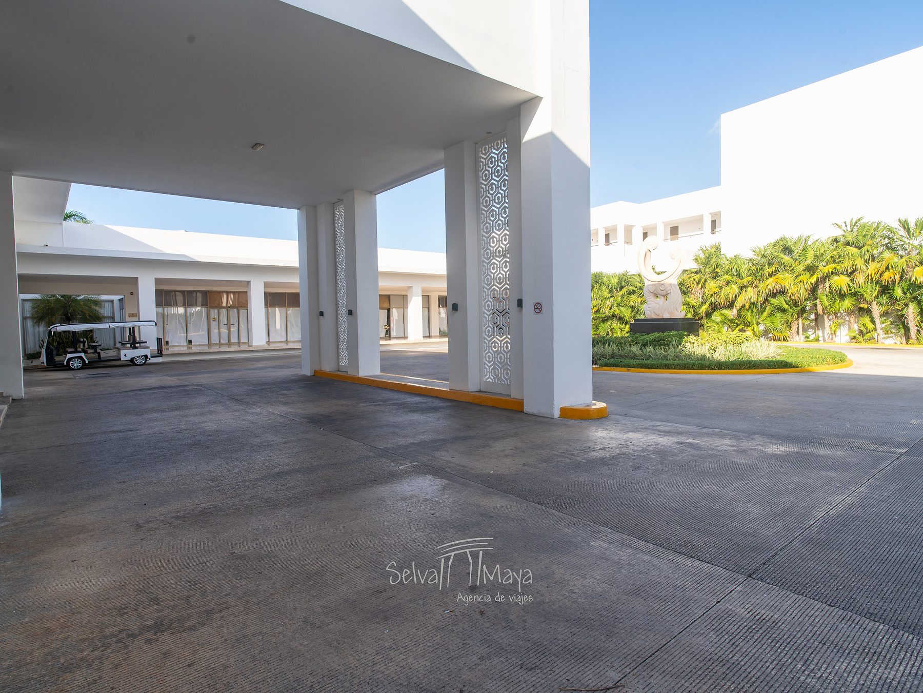 Motor lobby con celosías en Platinum Yucatán Princess