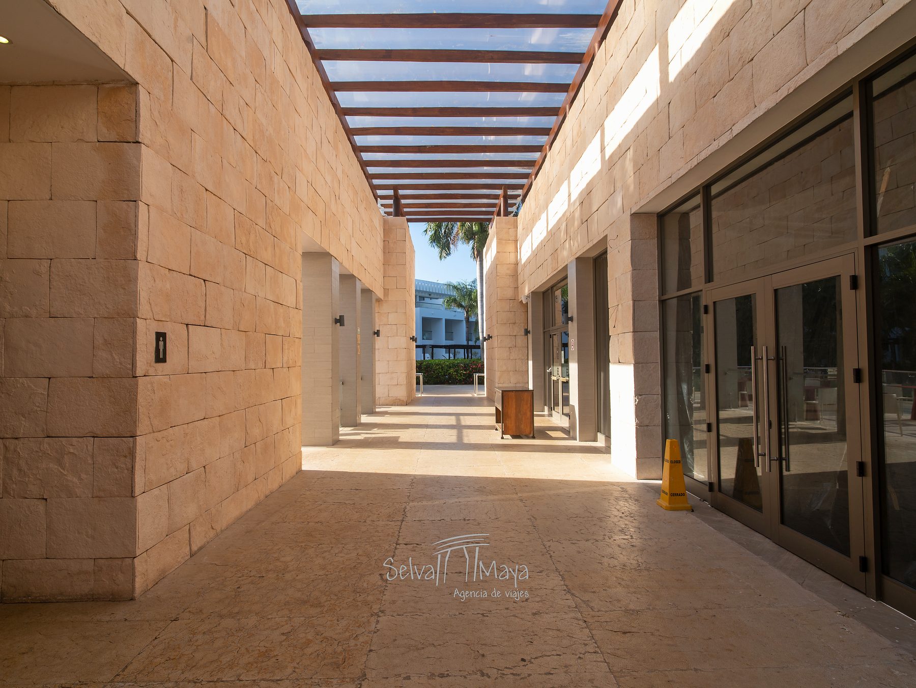 Pasillo de los restaurantes de especialidades en Platinum Yucatán Princess