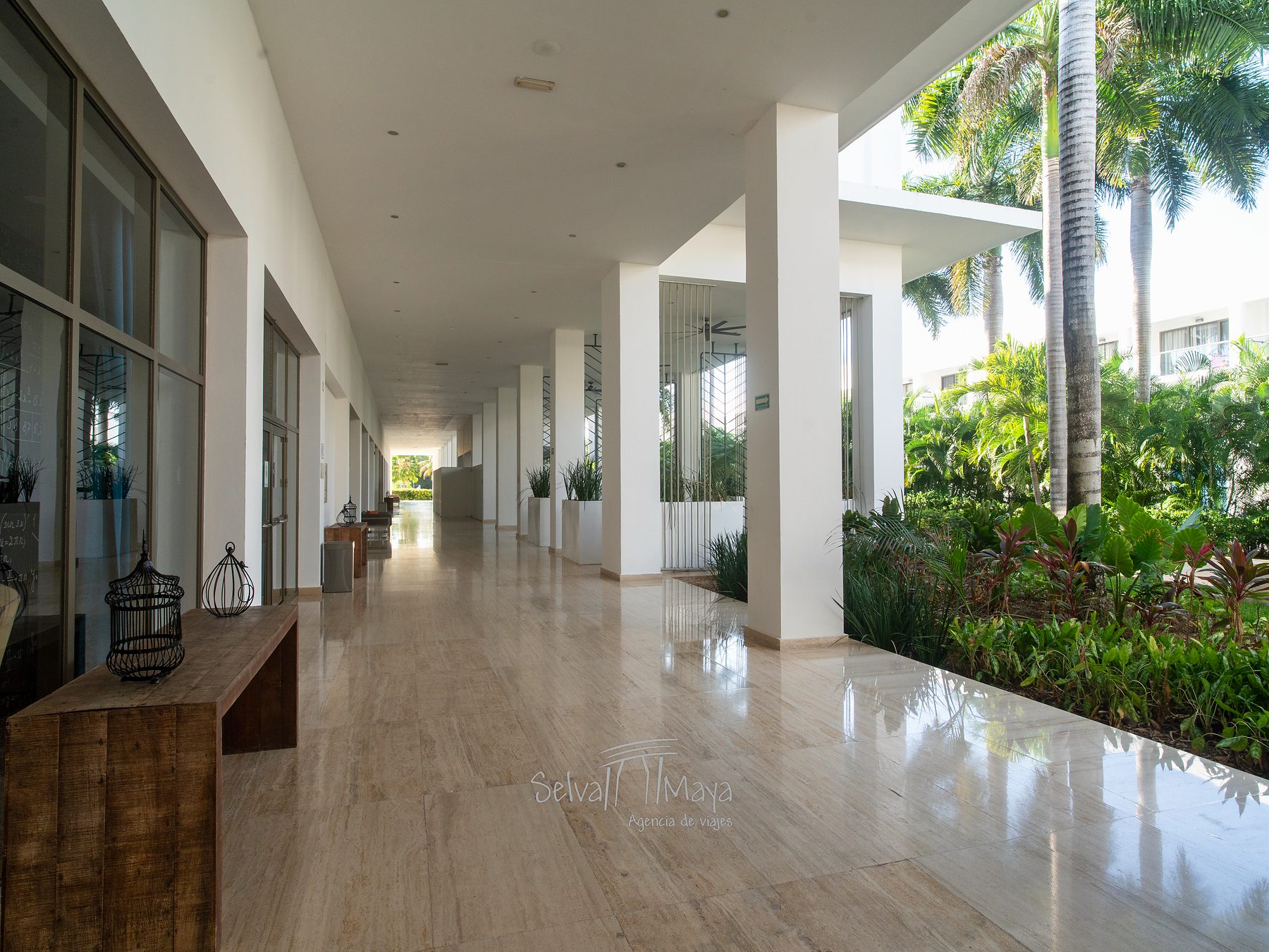 Pasillos junto a los jardines en Platinum Yucatán Princess