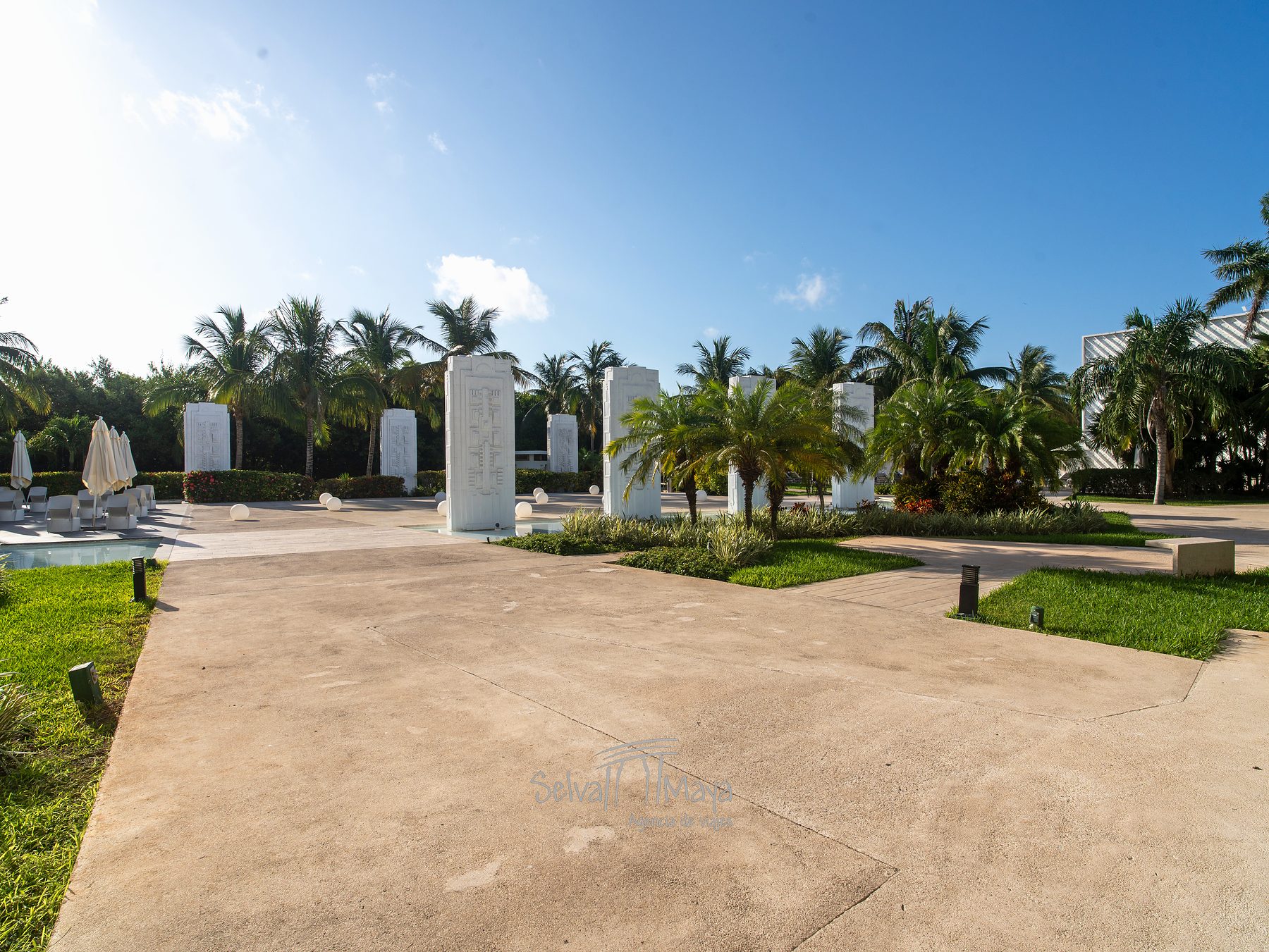 Plaza con esculturas y palmeras en Platinum Yucatán Princess
