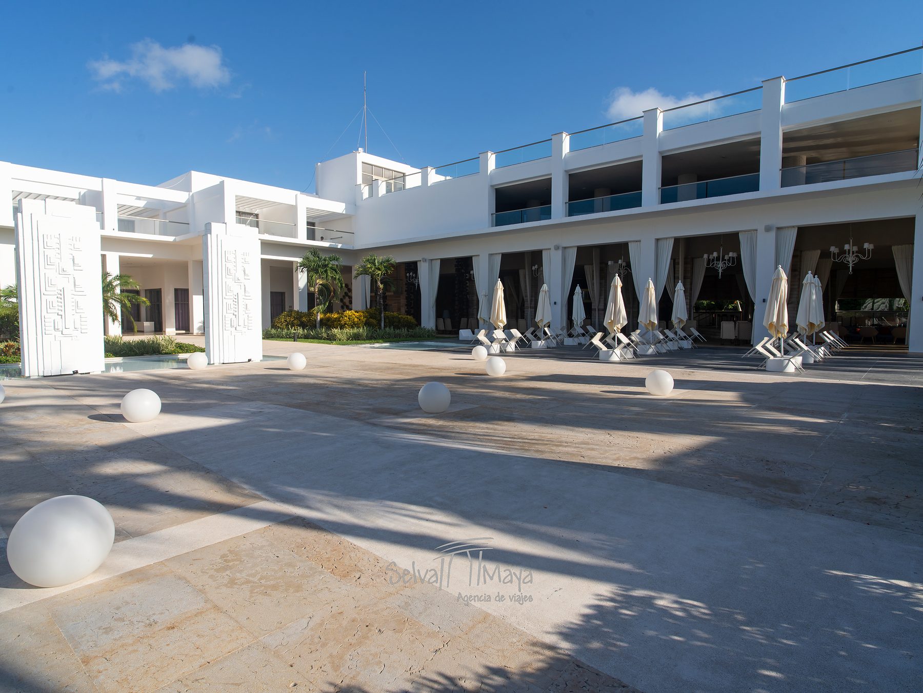 Plaza frente al edificio principal en Platinum Yucatán Princess