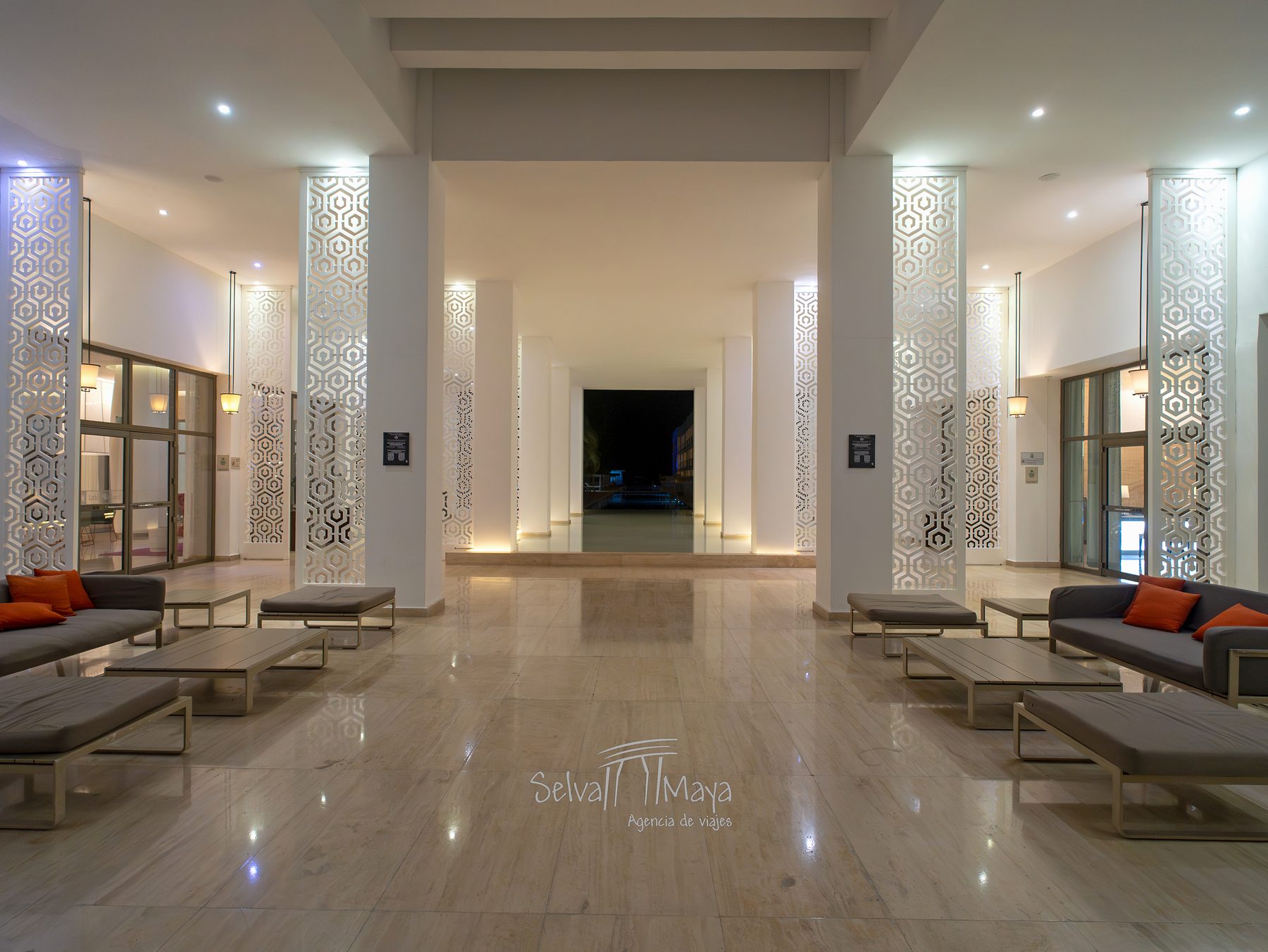 Recepción de noche en Platinum Yucatán Princess