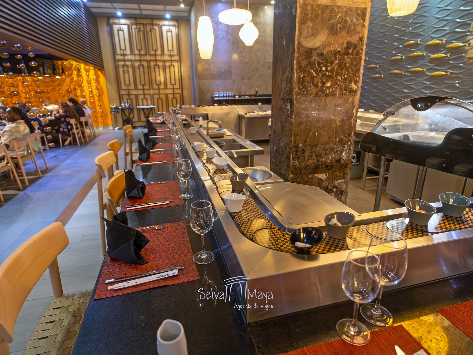 Restaurante Kotatsu, con barra de sushi en Platinum Yucatán Princess