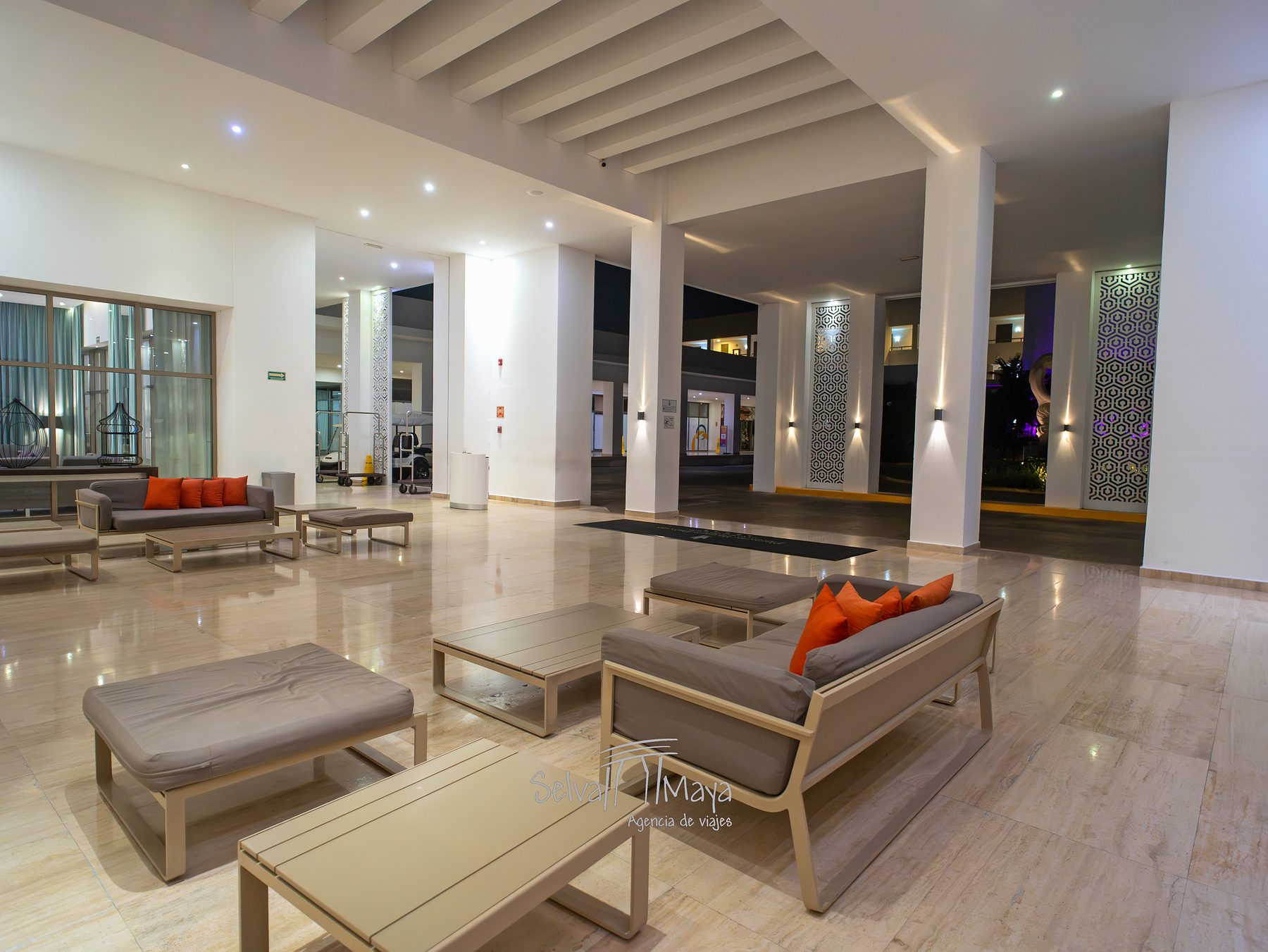 Sala de espera de la recepción en Platinum Yucatán Princess