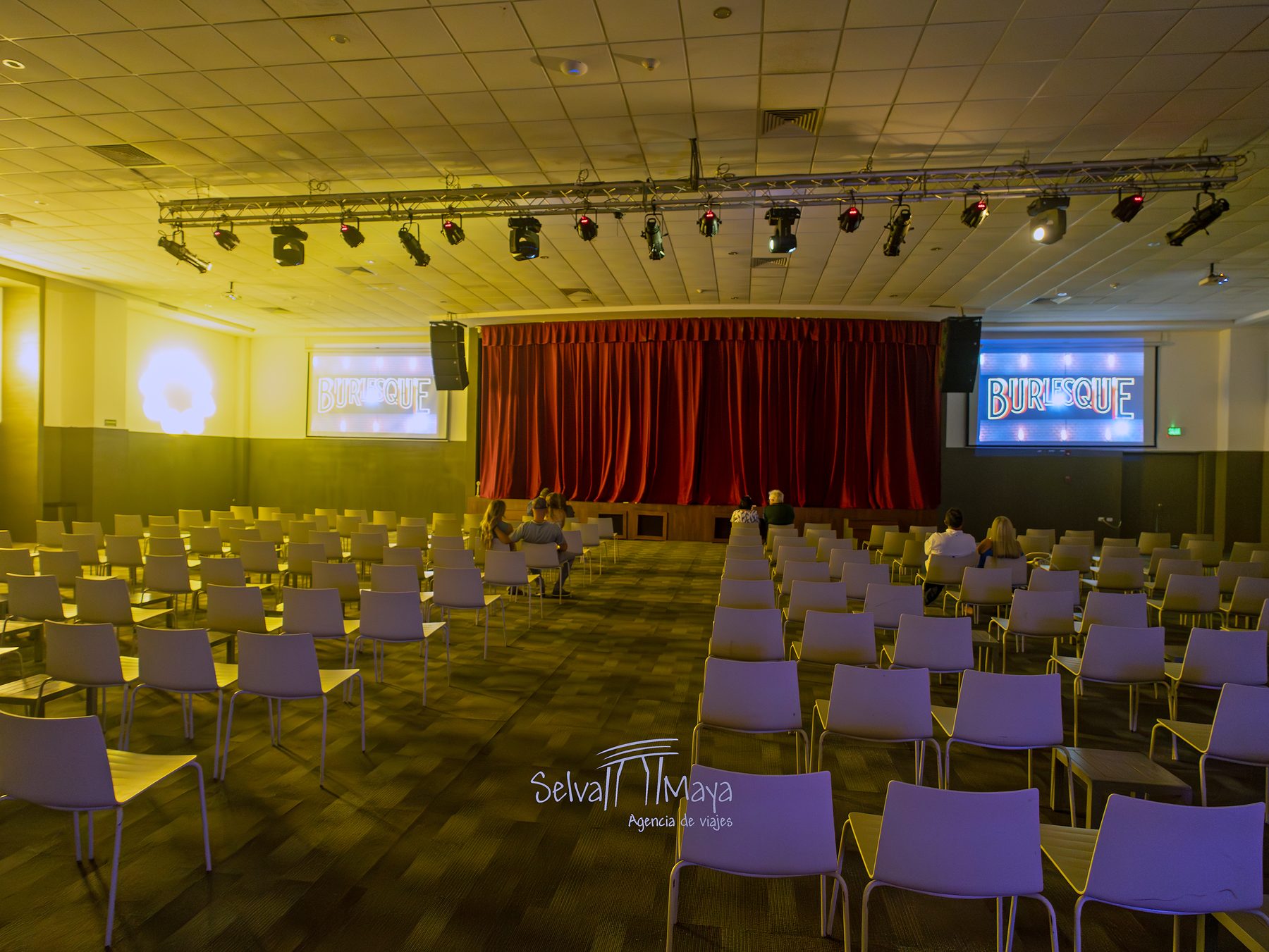 Teatro, con escenario y butacas en Platinum Yucatán Princess
