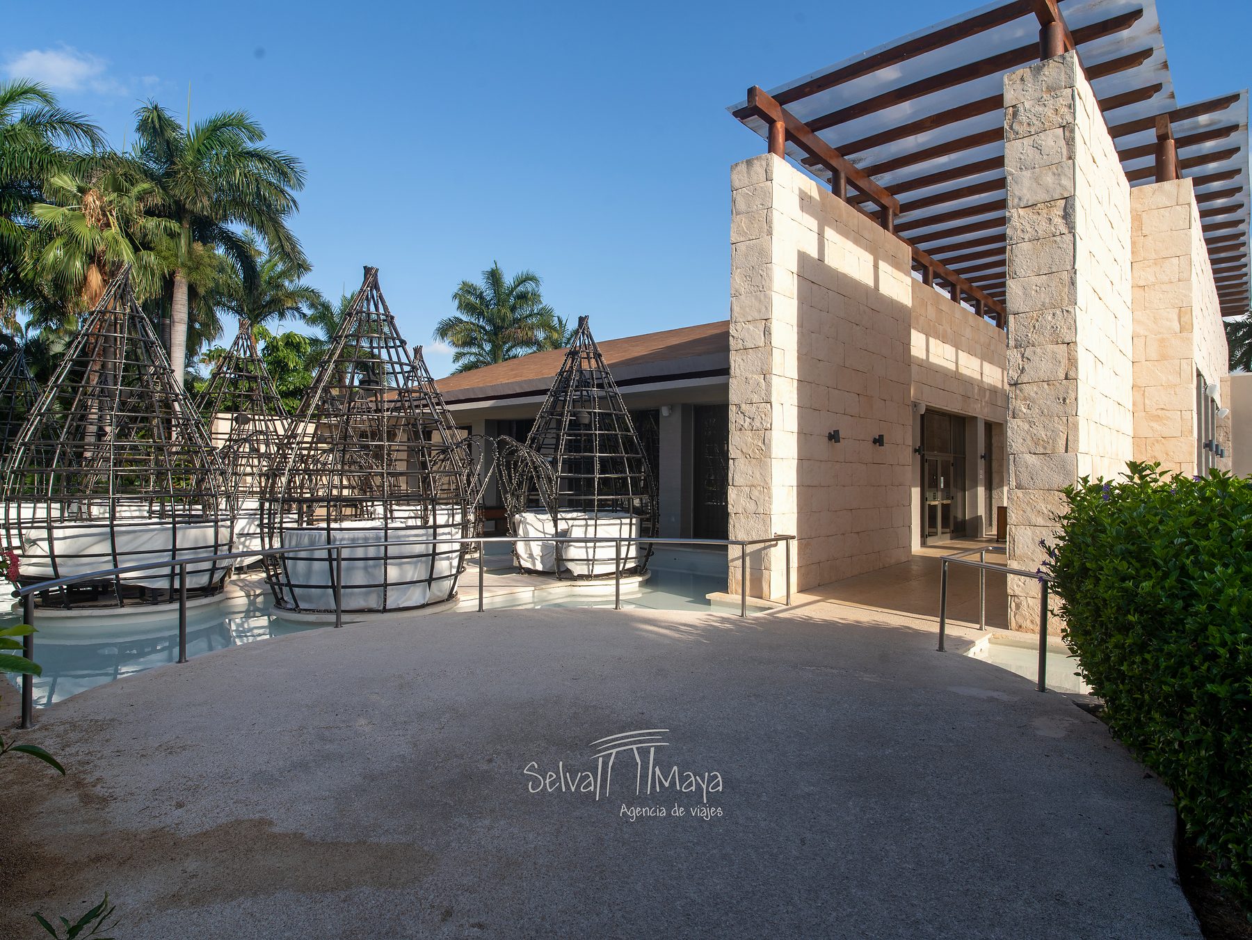 Terraza de restaurante con mesas tipo nido en Platinum Yucatán Princess