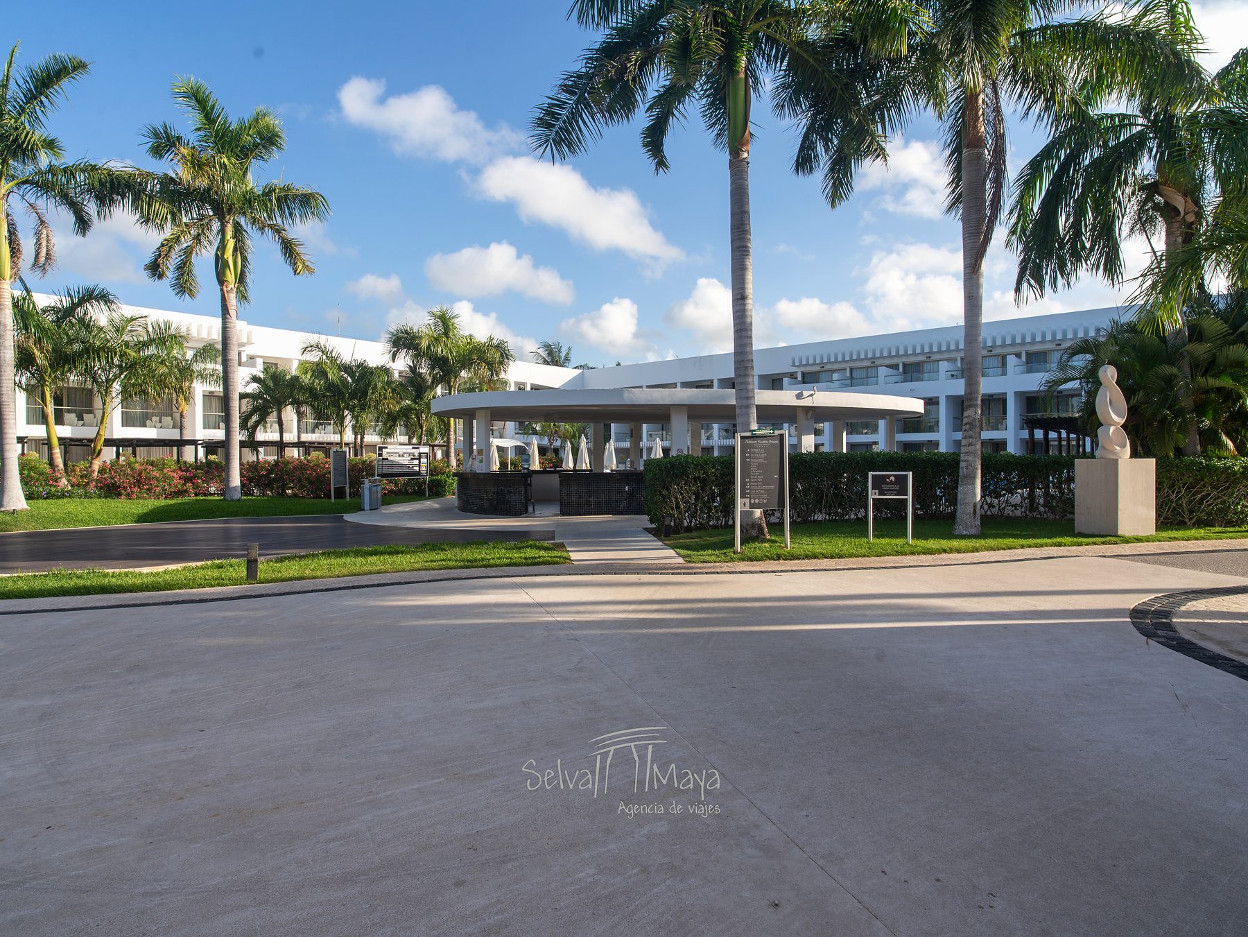 Vista del hotel con palmeras y bar de la alberca en Platinum Yucatán Princess