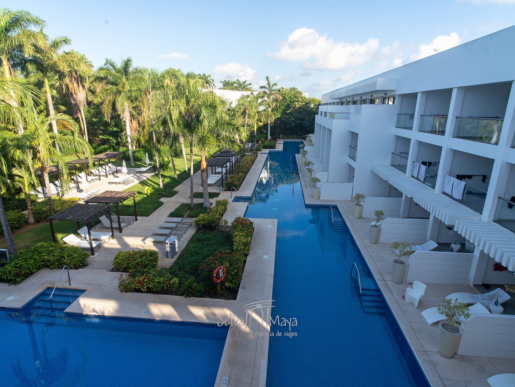 Vista elevada del canal de albercas Swim Out en Platinum Yucatán Princess