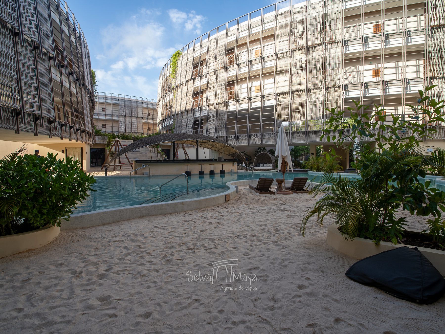 Alberca con arena y bar Edgewater en Secrets Tulum