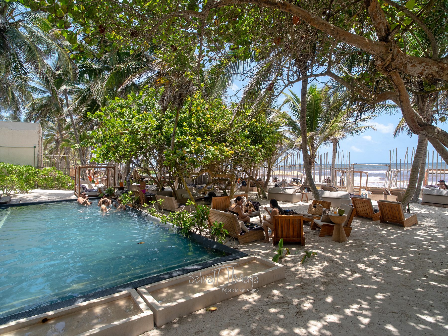 Alberca del club de playa frente al mar en Secrets Tulum