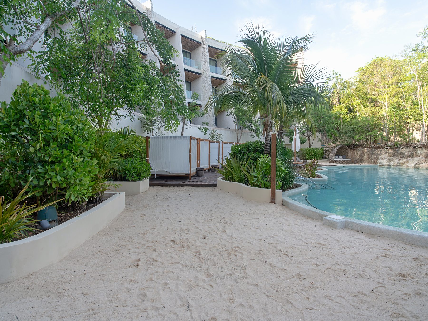 Andador de arena hacia la alberca en Secrets Tulum
