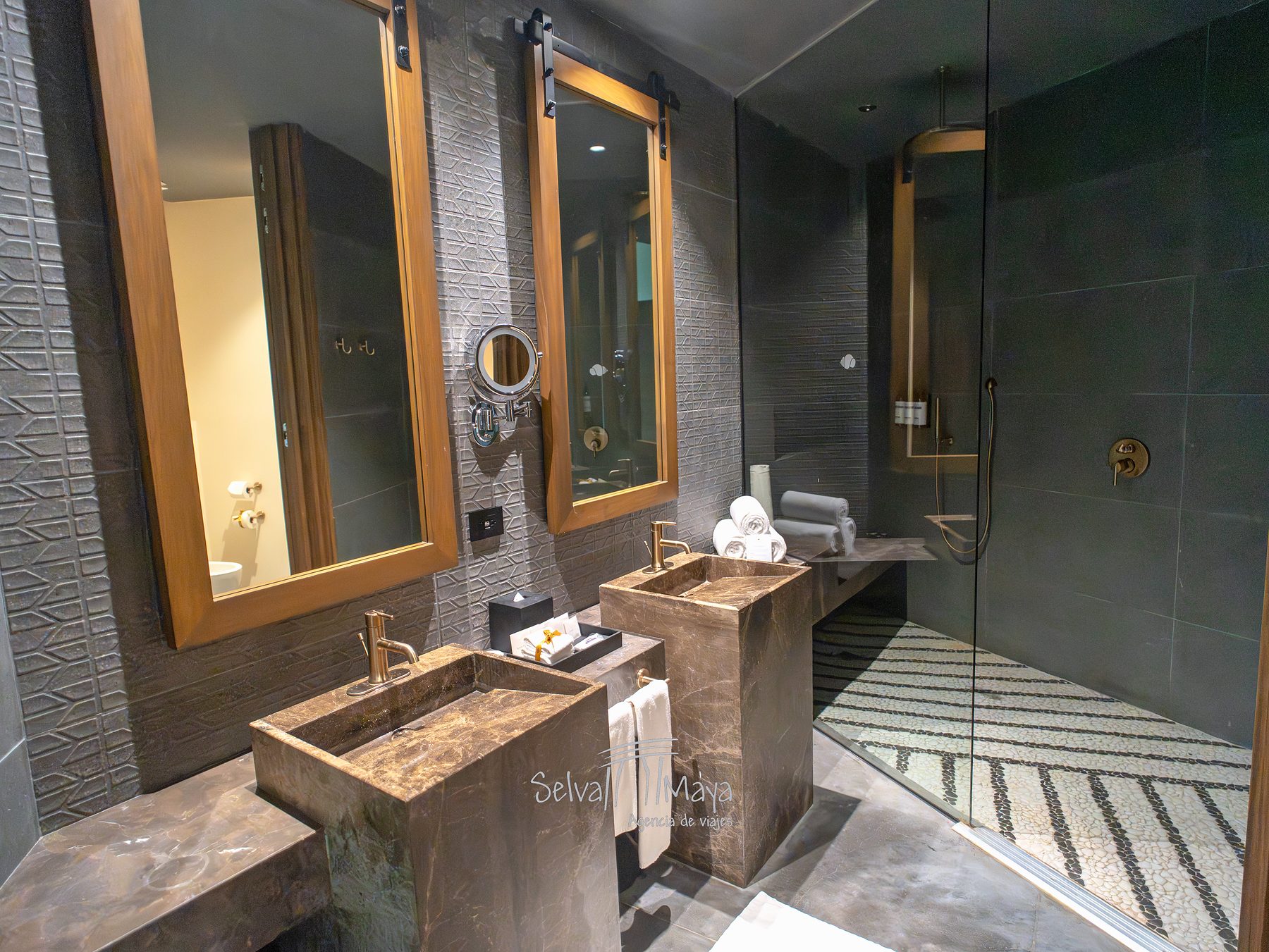 Baño con regadera y doble lavabo en Secrets Tulum