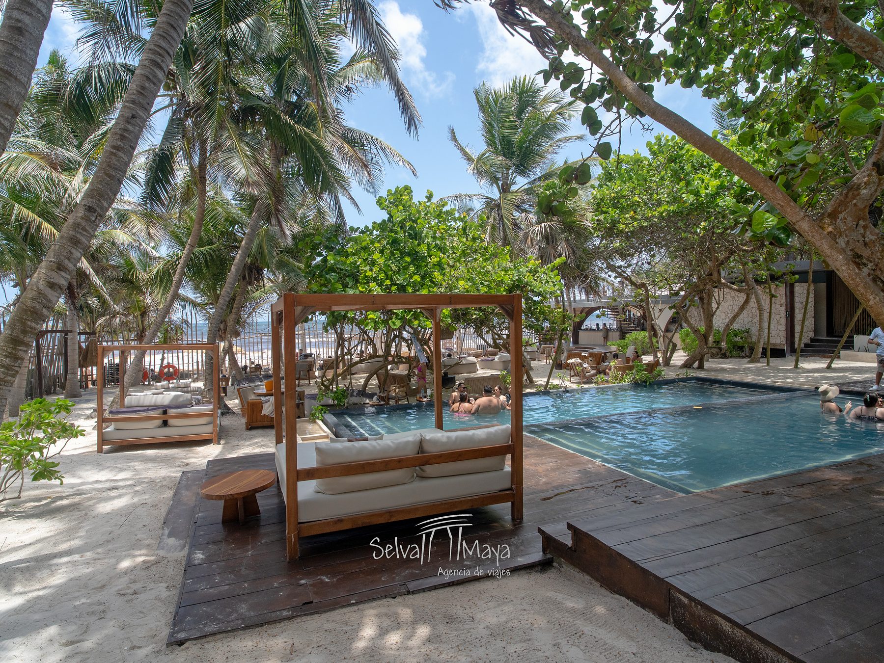 Cama balinesa en el club de playa en Secrets Tulum