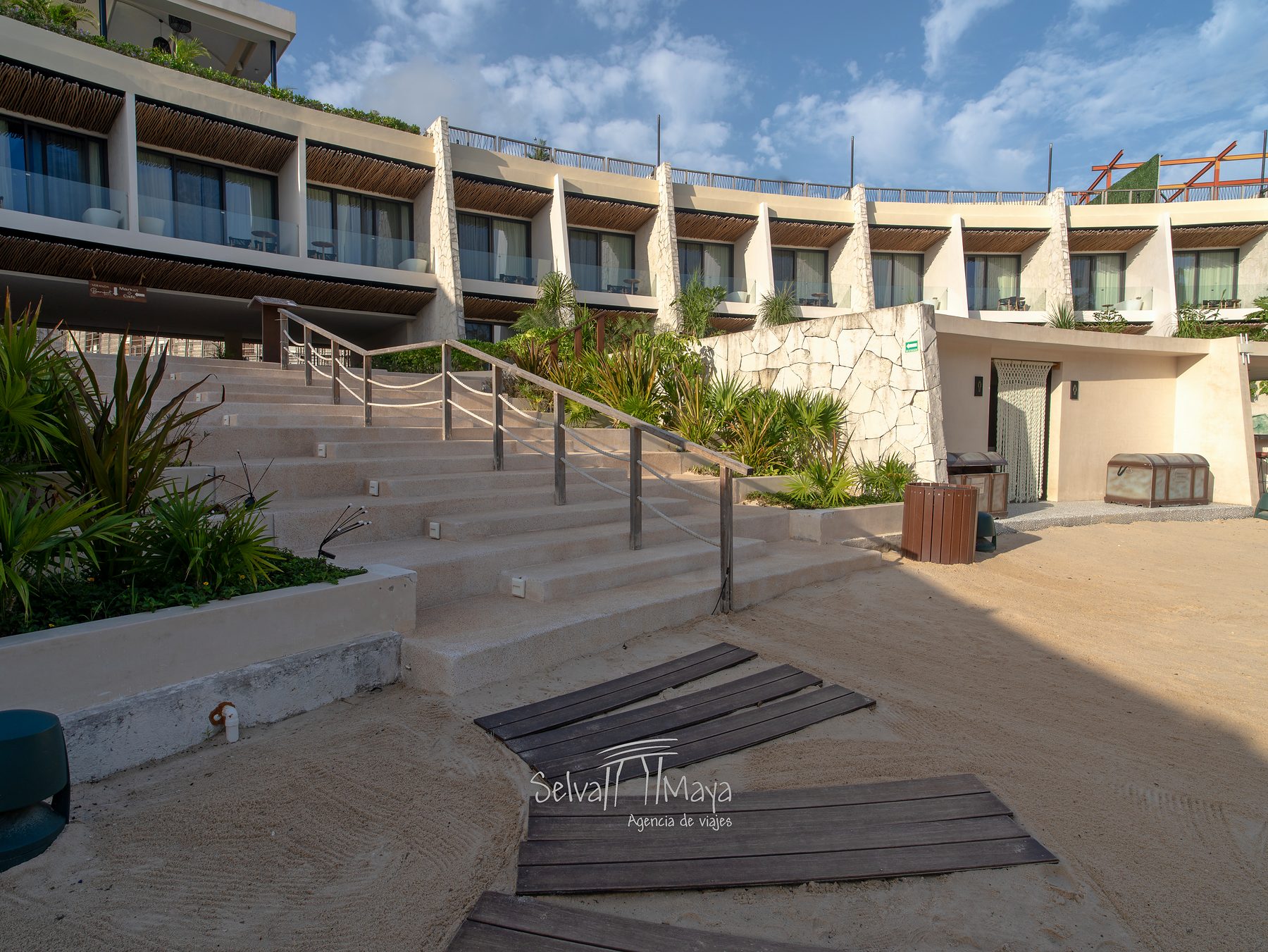Escalinata hacia los edificios de suites en Secrets Tulum