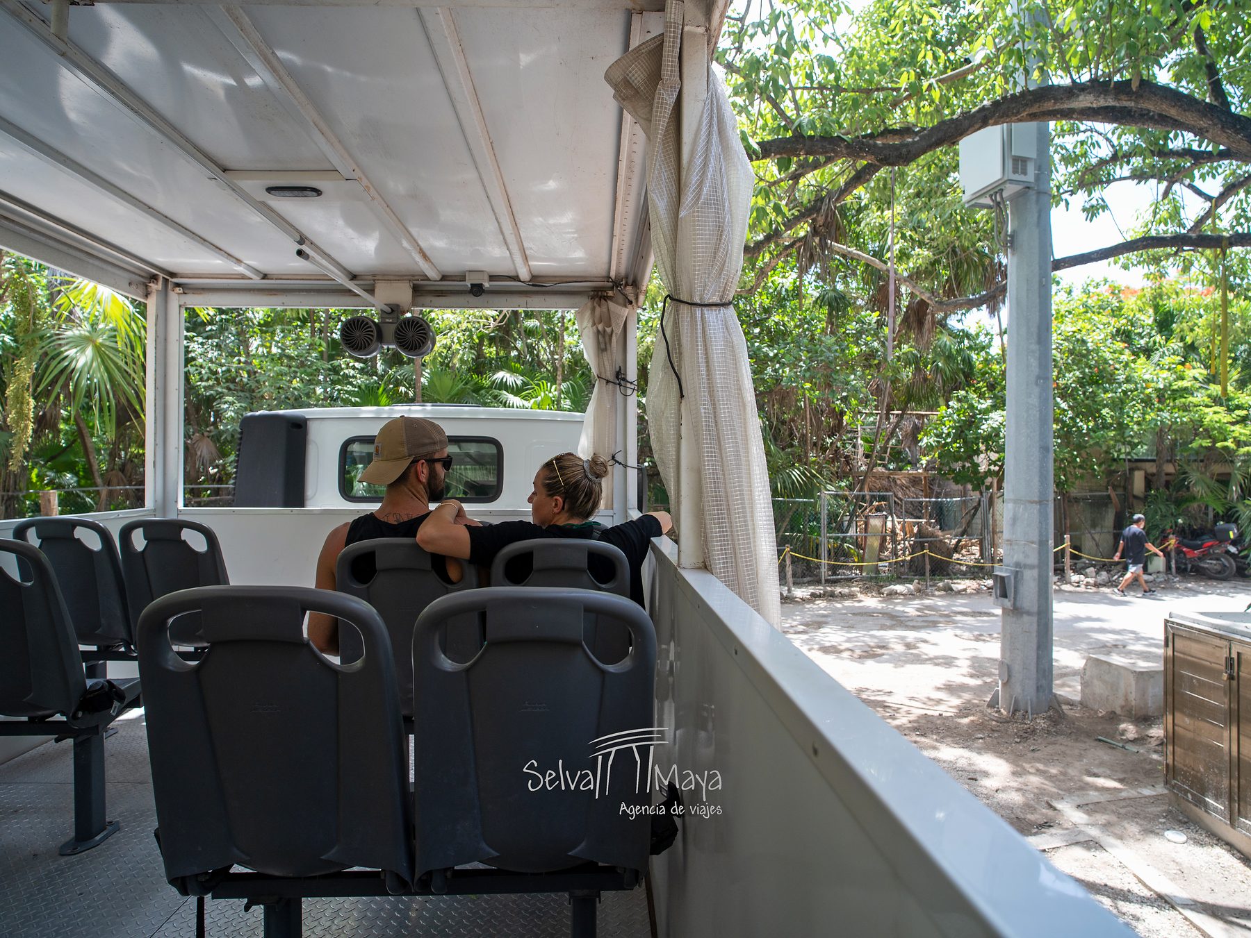 Interior del transporte al club de playa en Secrets Tulum