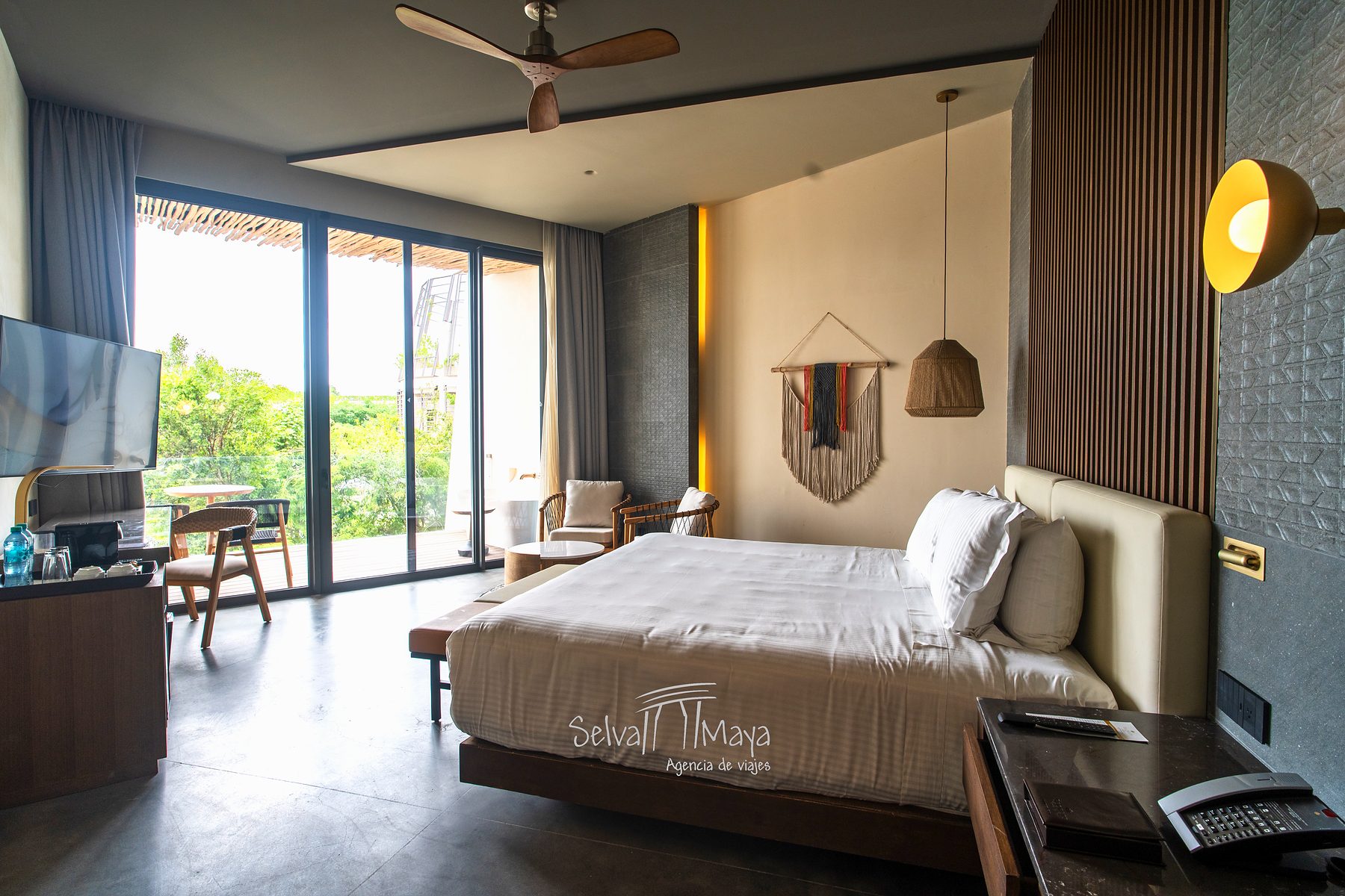 Junior Suite con cama king en Secrets Tulum