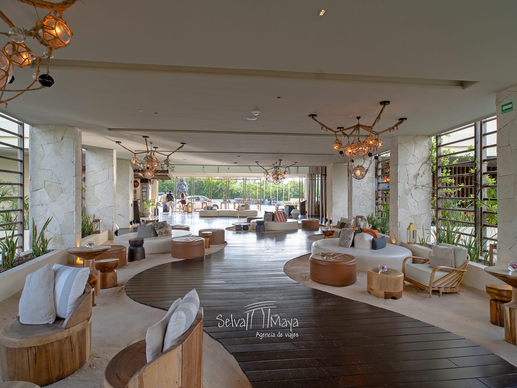 Lobby con salas en Secrets Tulum