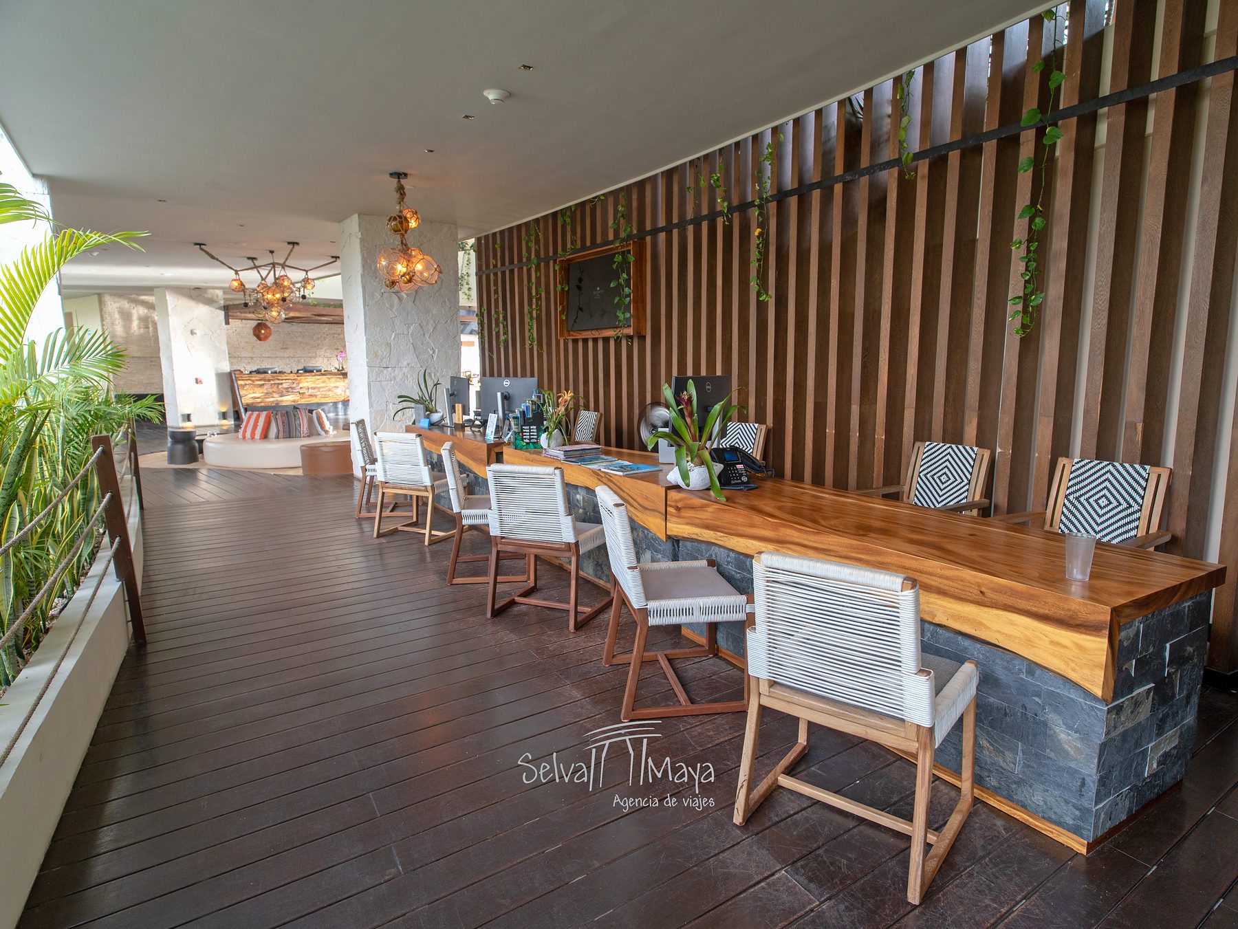 Mesa de concierge en Secrets Tulum