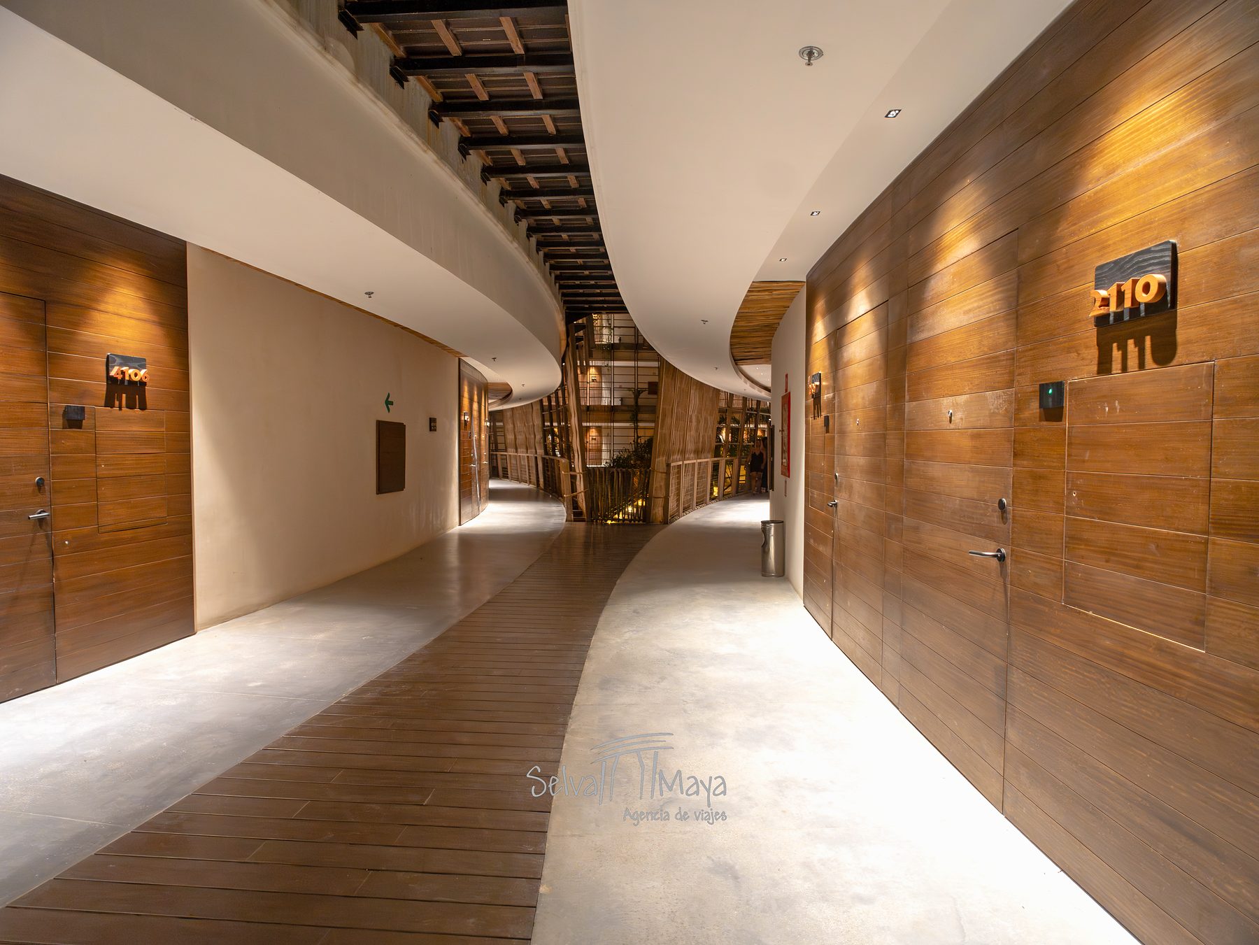 Pasillo de las suites en Secrets Tulum