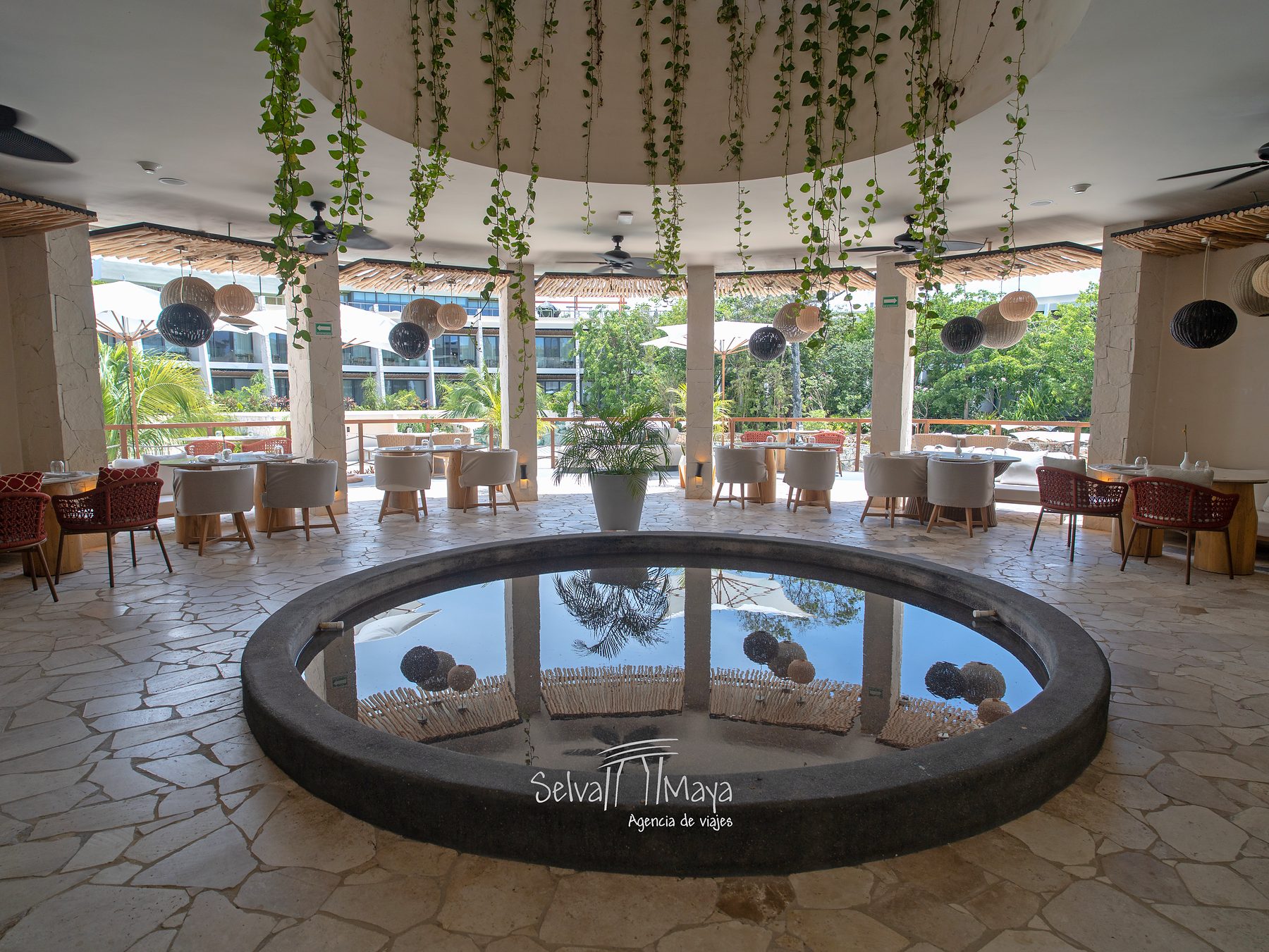 Restaurante al aire libre con espejo de agua en Secrets Tulum