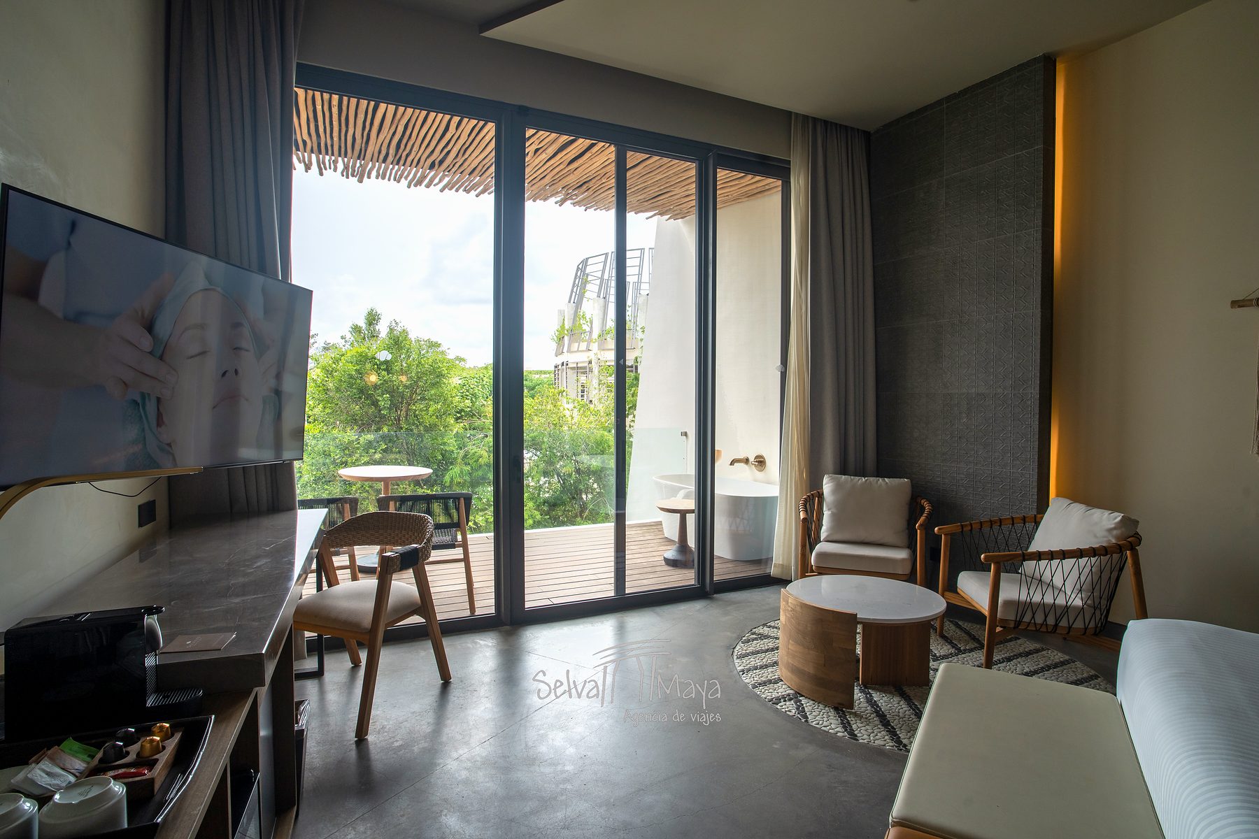 Sala de la Junior Suite, con terraza en Secrets Tulum