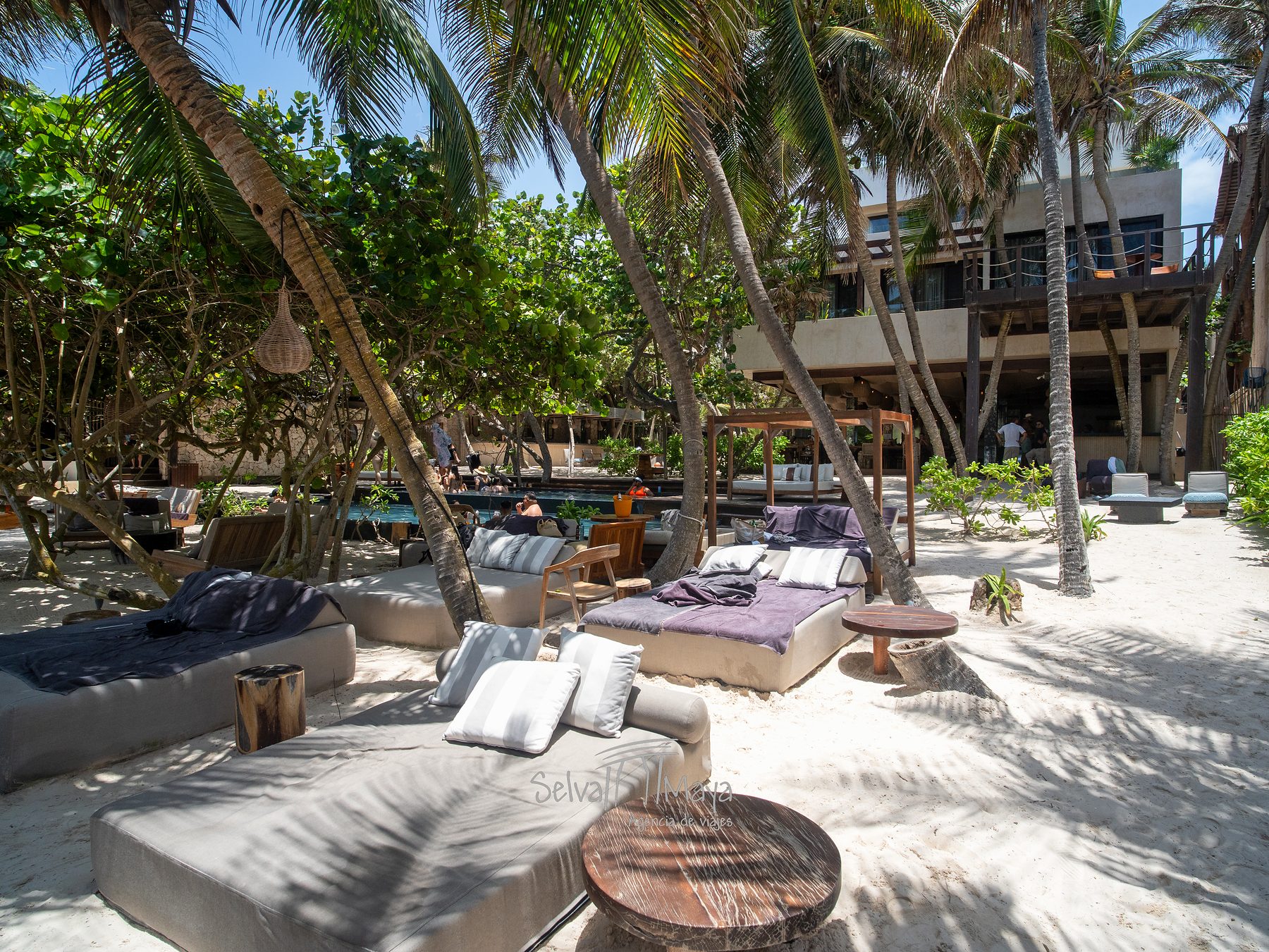 Salas y camastros en el club de playa en Secrets Tulum