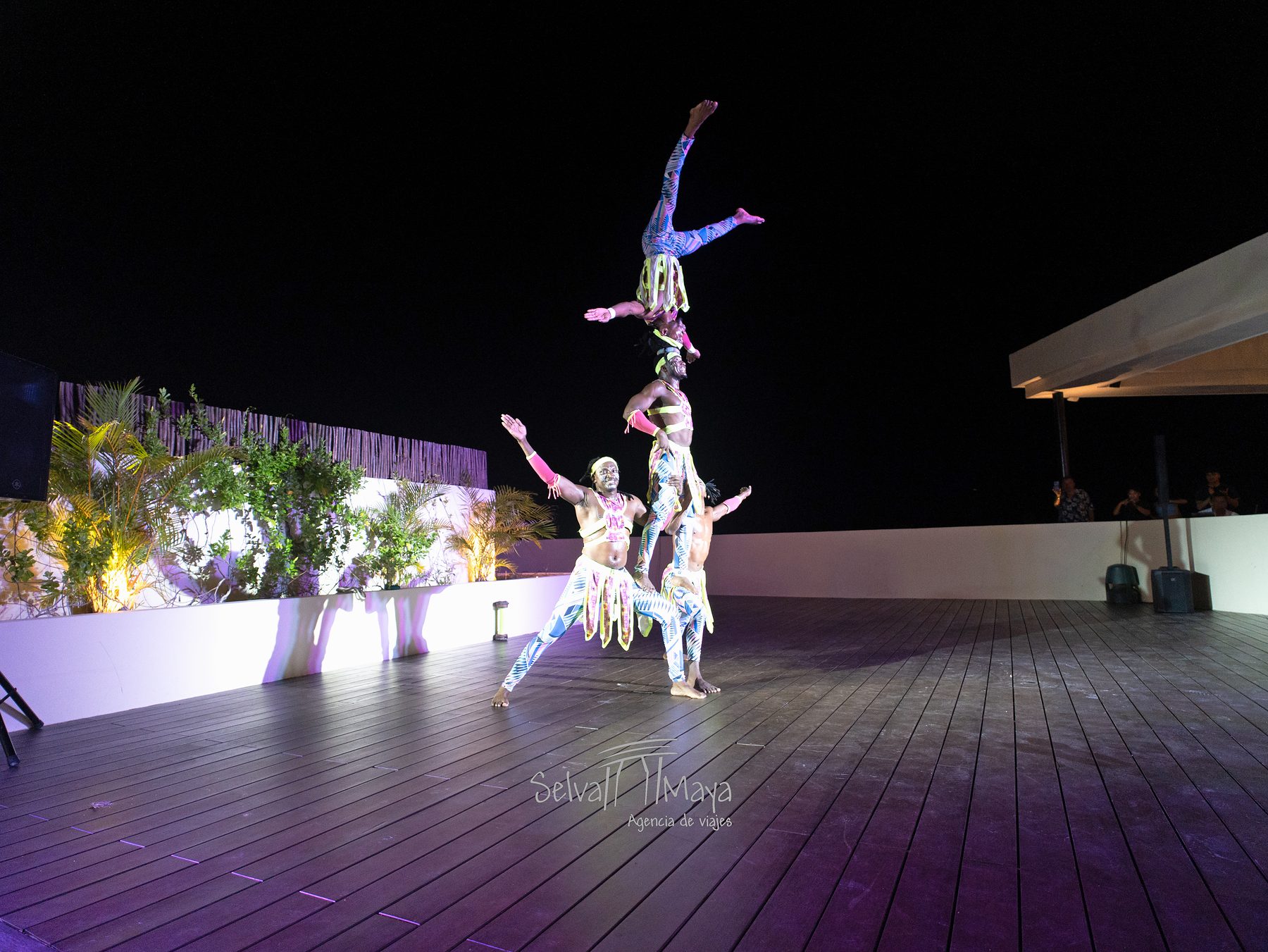 Show de acrobatas en la terraza en Secrets Tulum